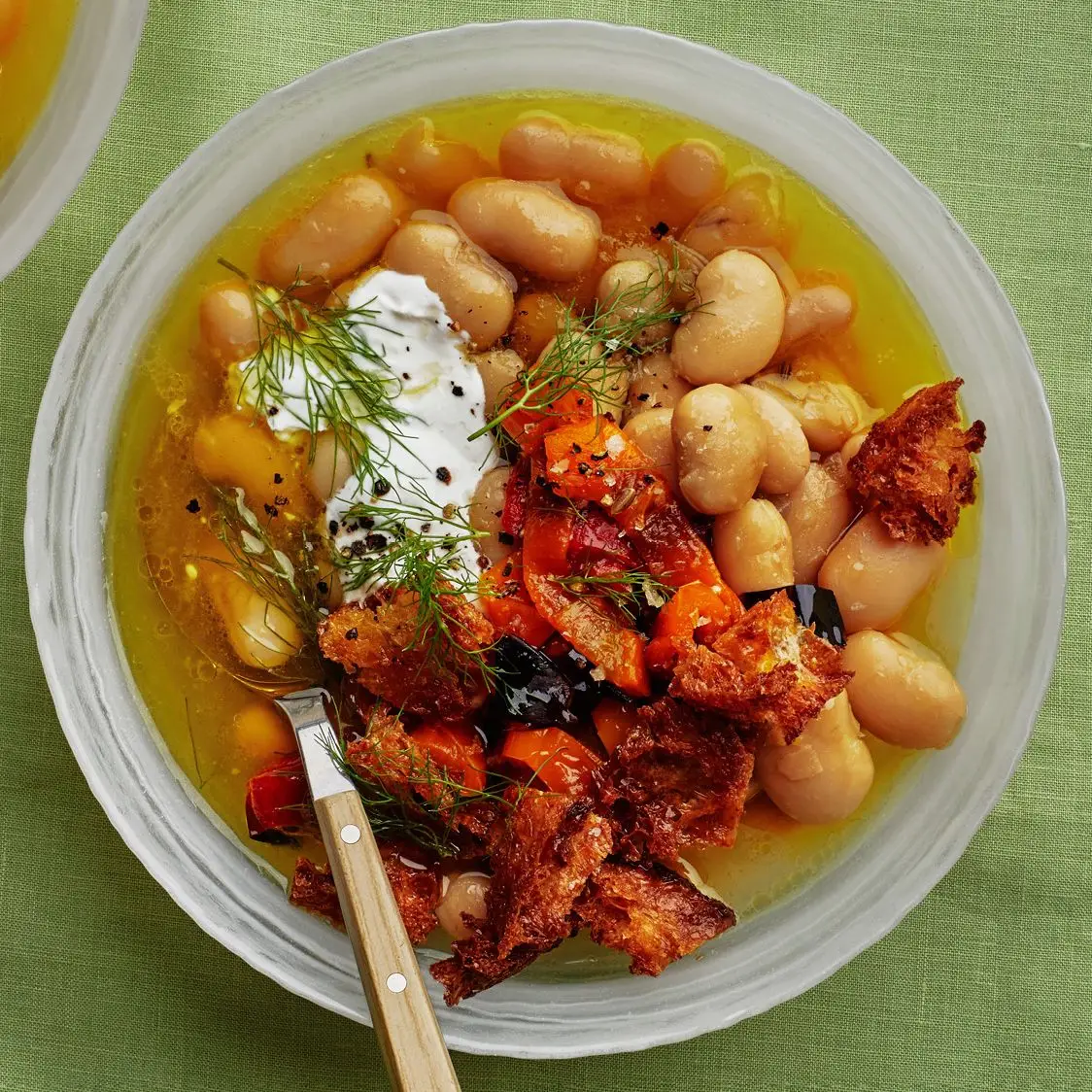 Feijão refinado com picles e croutons carbonizados