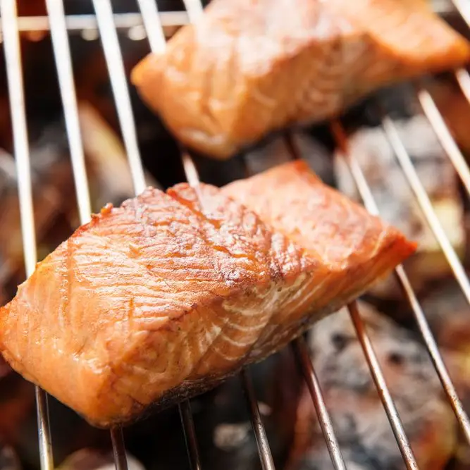 Bifes de salmão grelhado com manteiga de limão