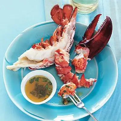 Lagosta cozida no vapor com manteiga de charmoula