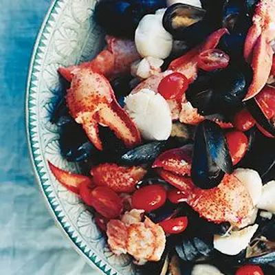 Lagosta, vieiras e mexilhões com vinagrete de alho para tomate