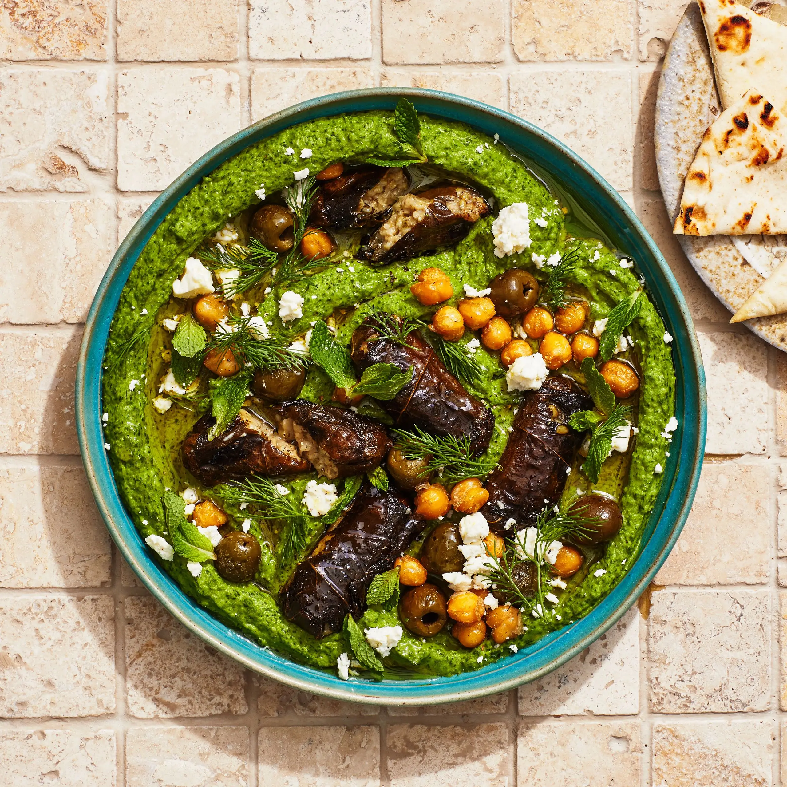 Hummus verde com dolmades escaldados