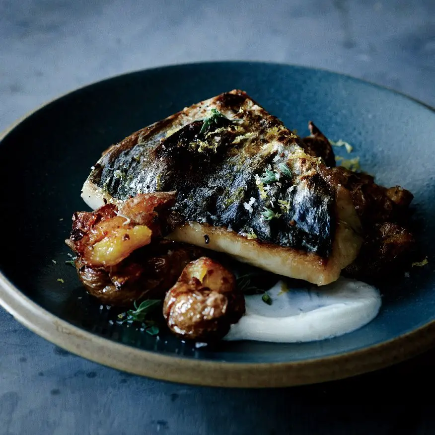 Cavala com batatas trituradas e orégano