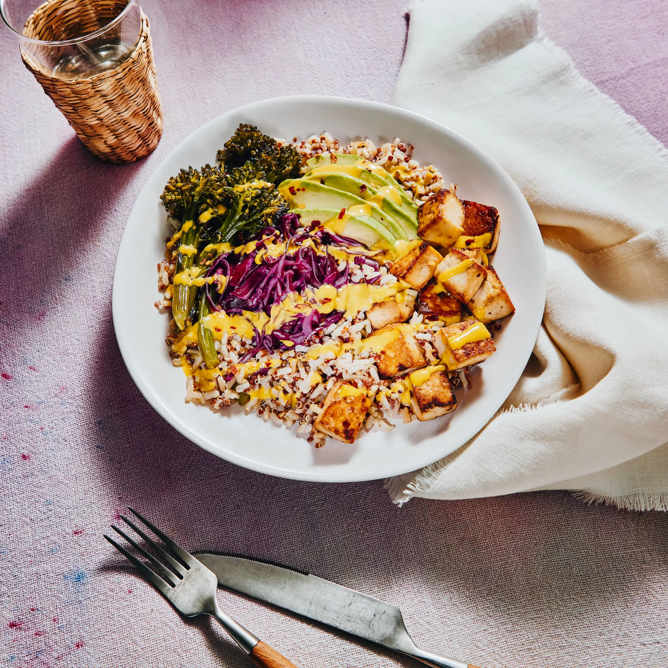 Tigelas de grão de tofu assadas com molho miso-tahini