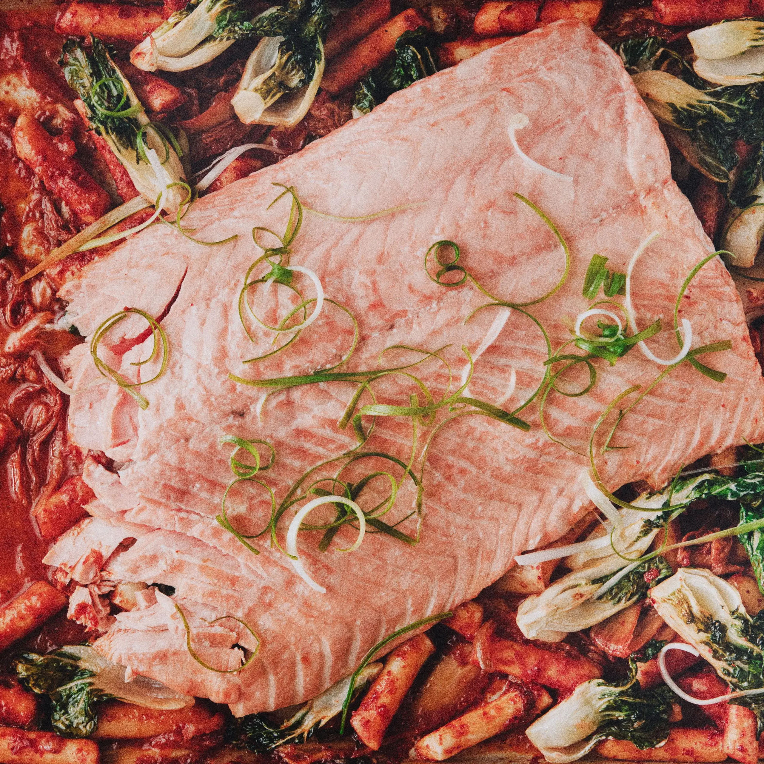 Salmão da folha com bolos de arroz e kimchi