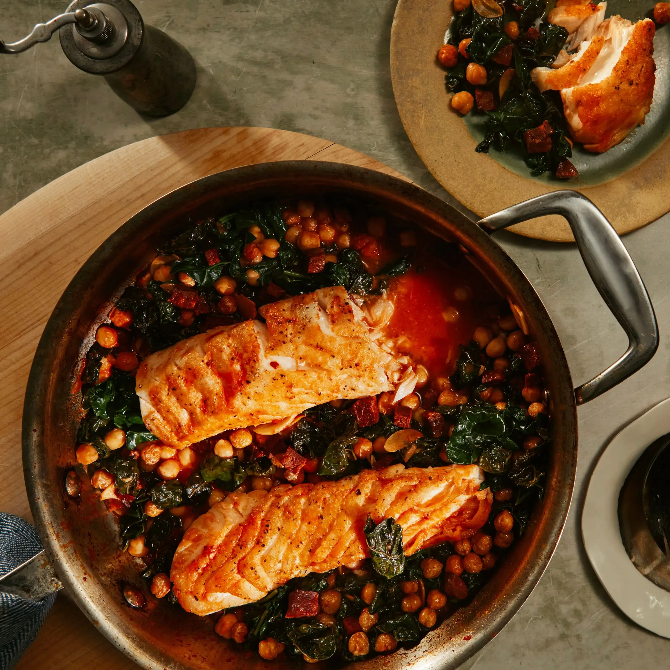 Bacalhau com chouriço, verduras e grão de bico