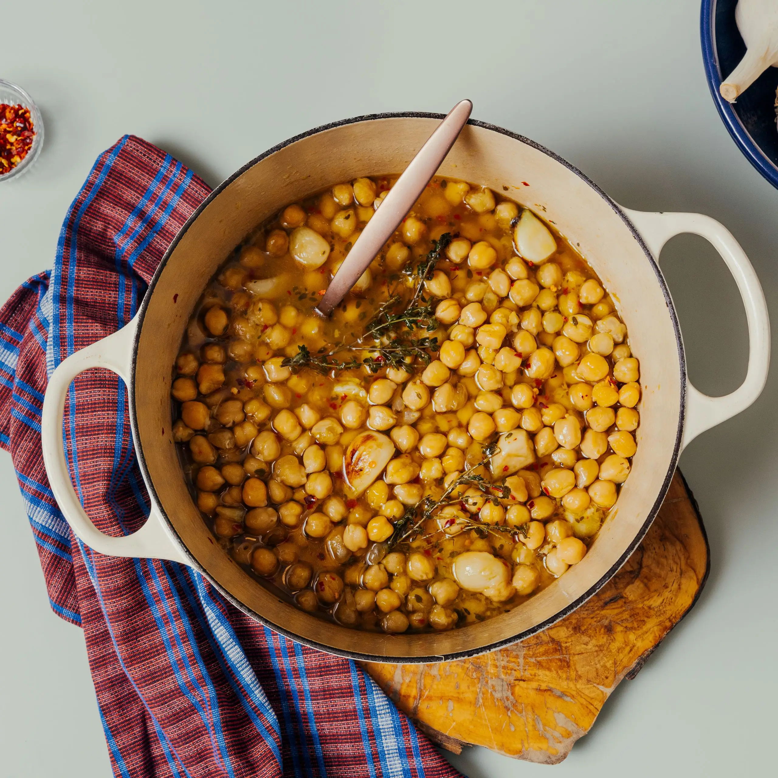 Grão de bico com 40 dentes de alho