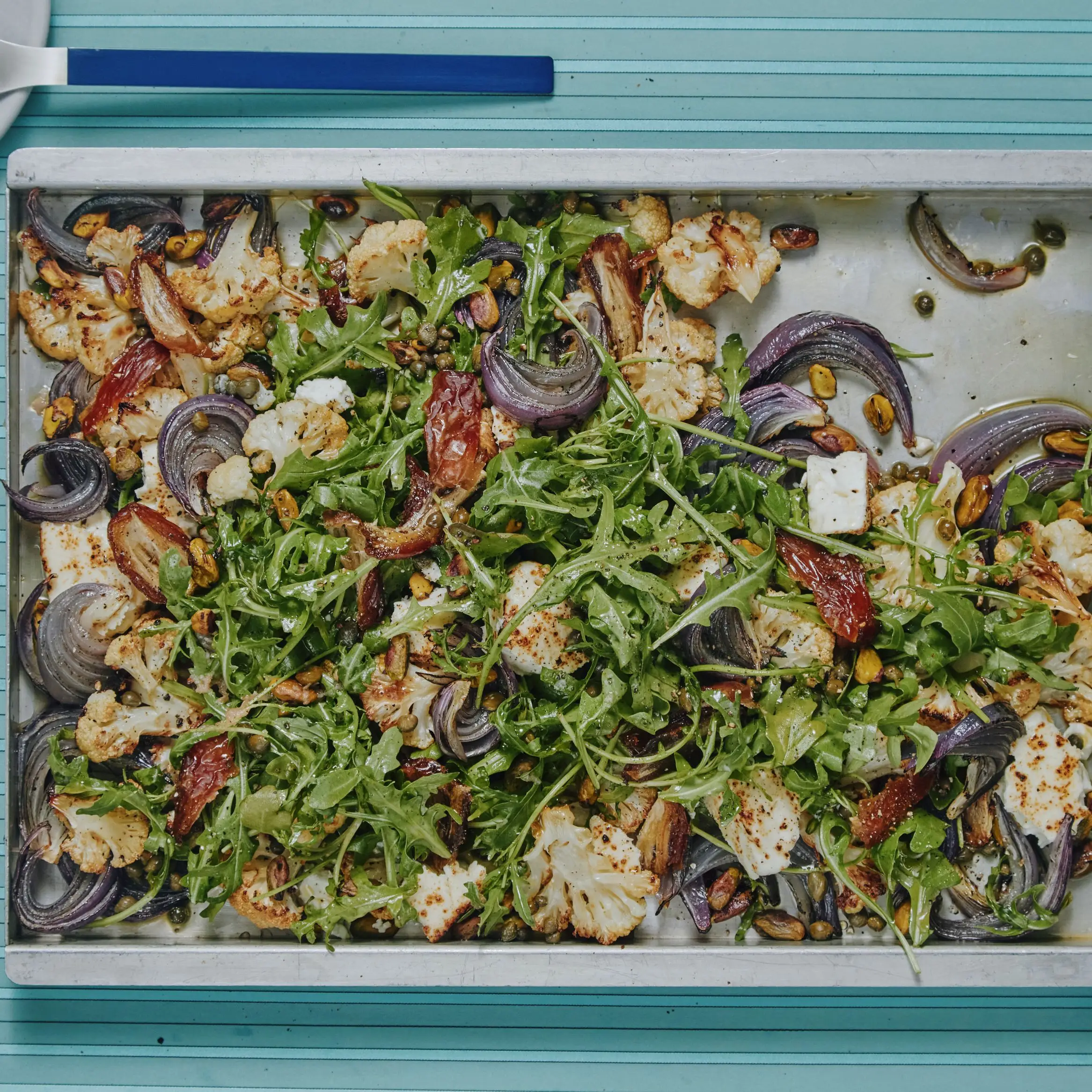 Salada de couve -flor assada com queijo feta e datas