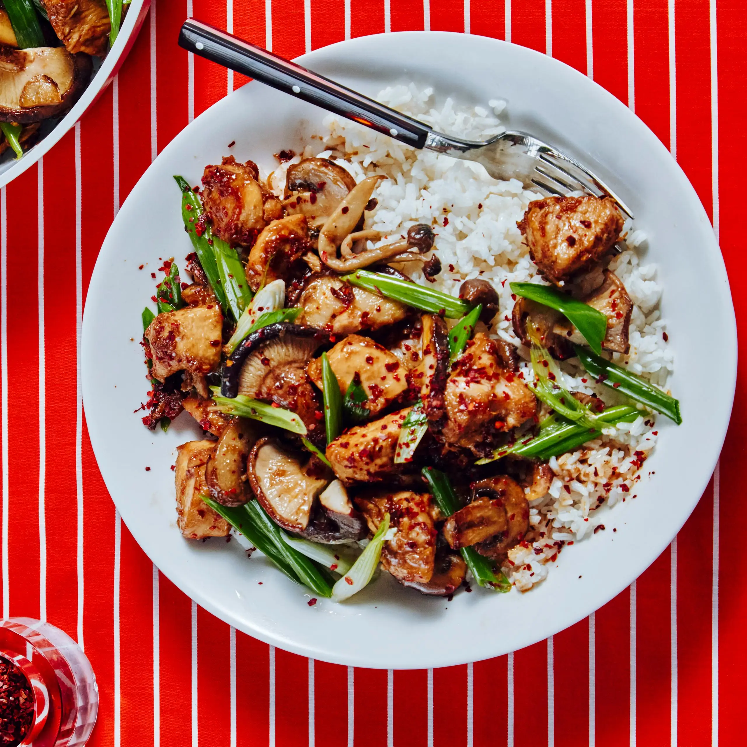 Frango e cogumelo fritar