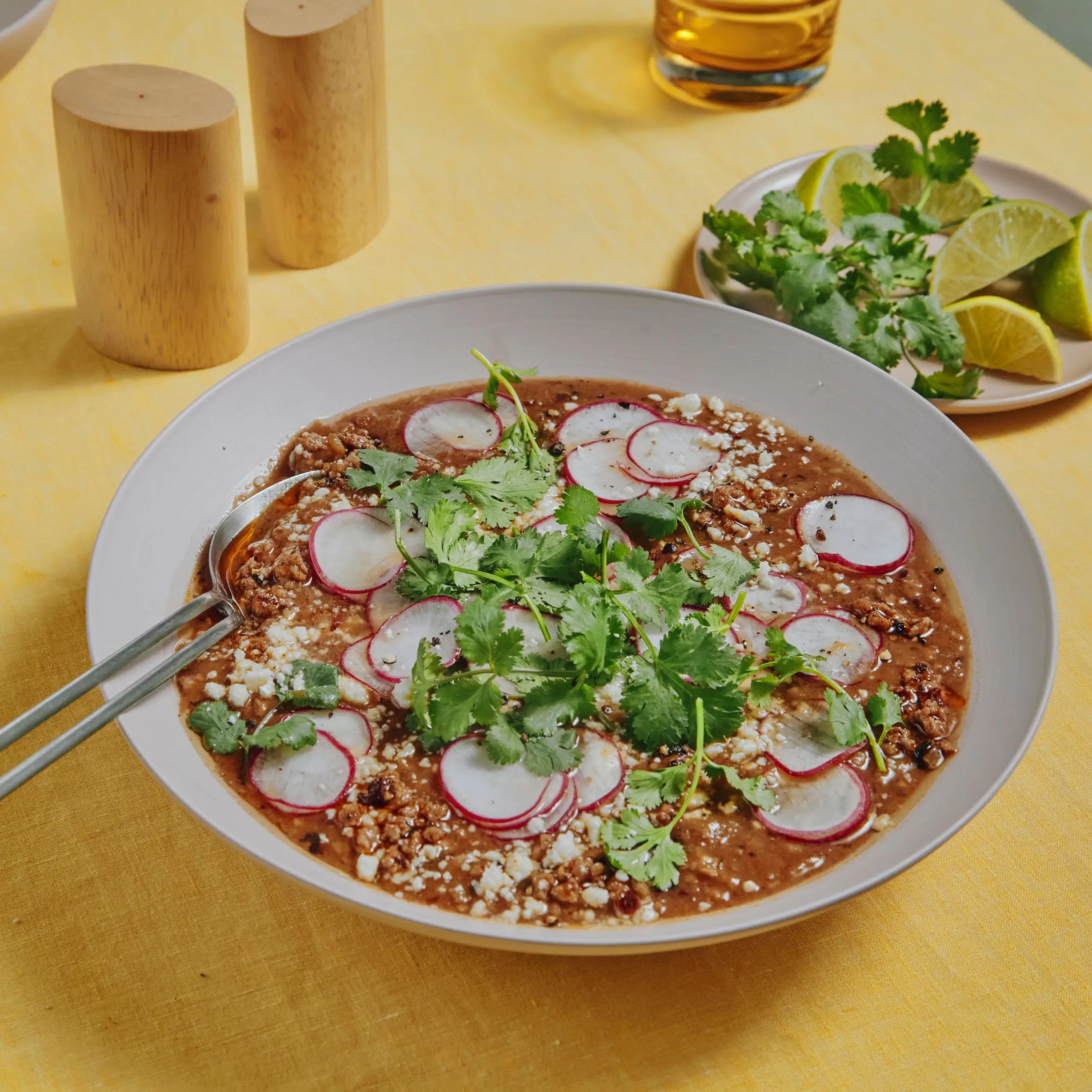 Carne de porco picante e sopa de feijão frito