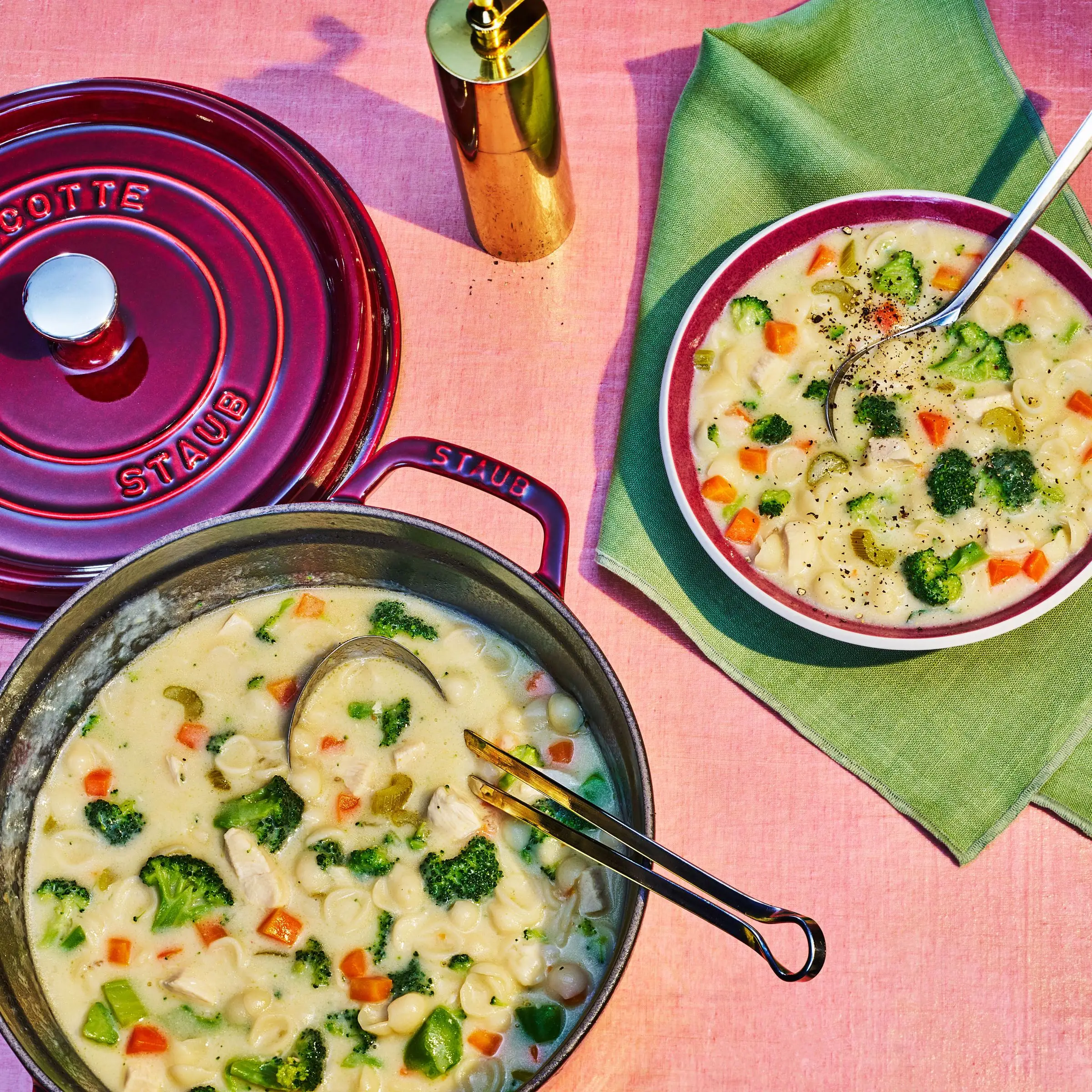 Hühnersuppe und Brokkoli mit Sahne