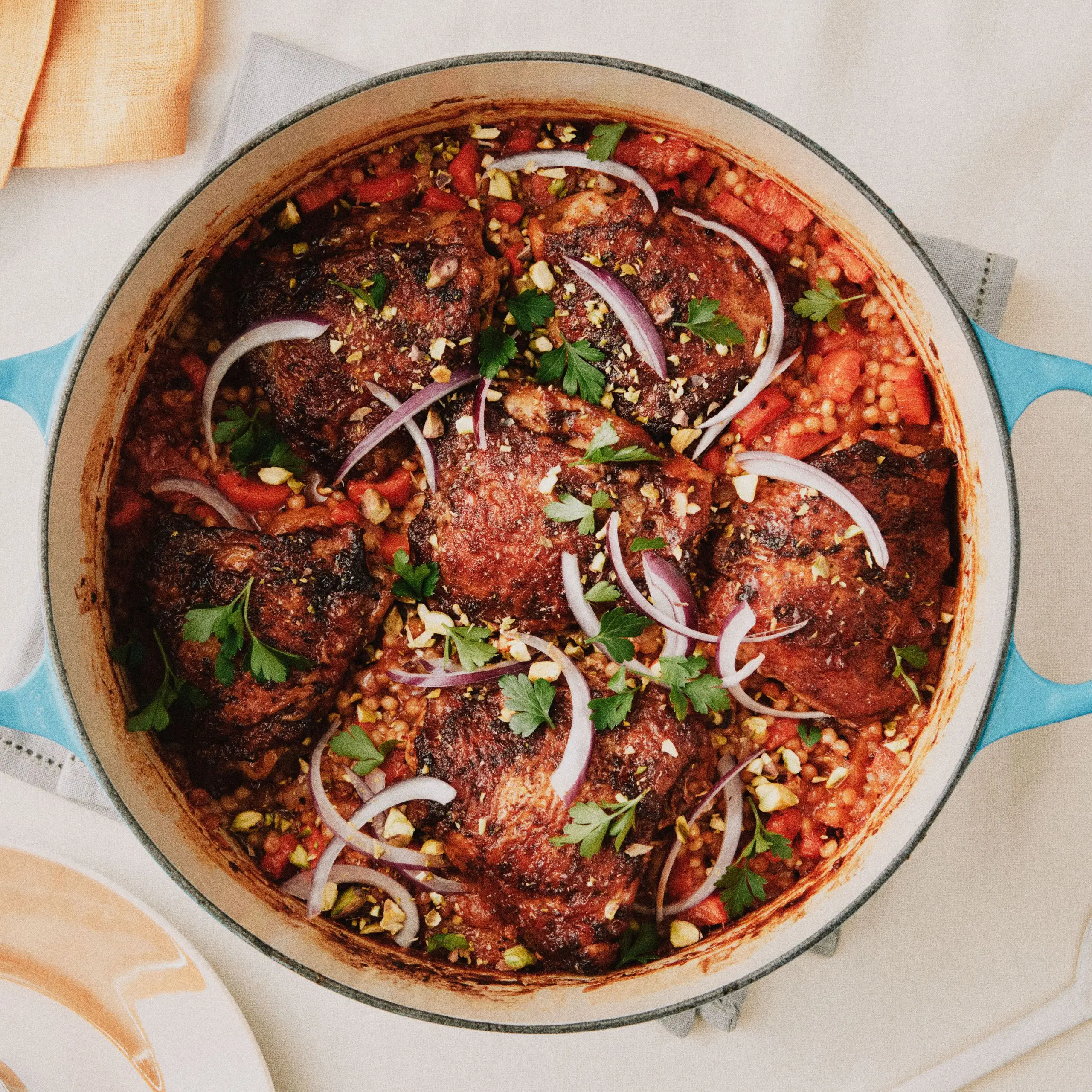 Coxas de frango com cuscuz e cenouras temperadas