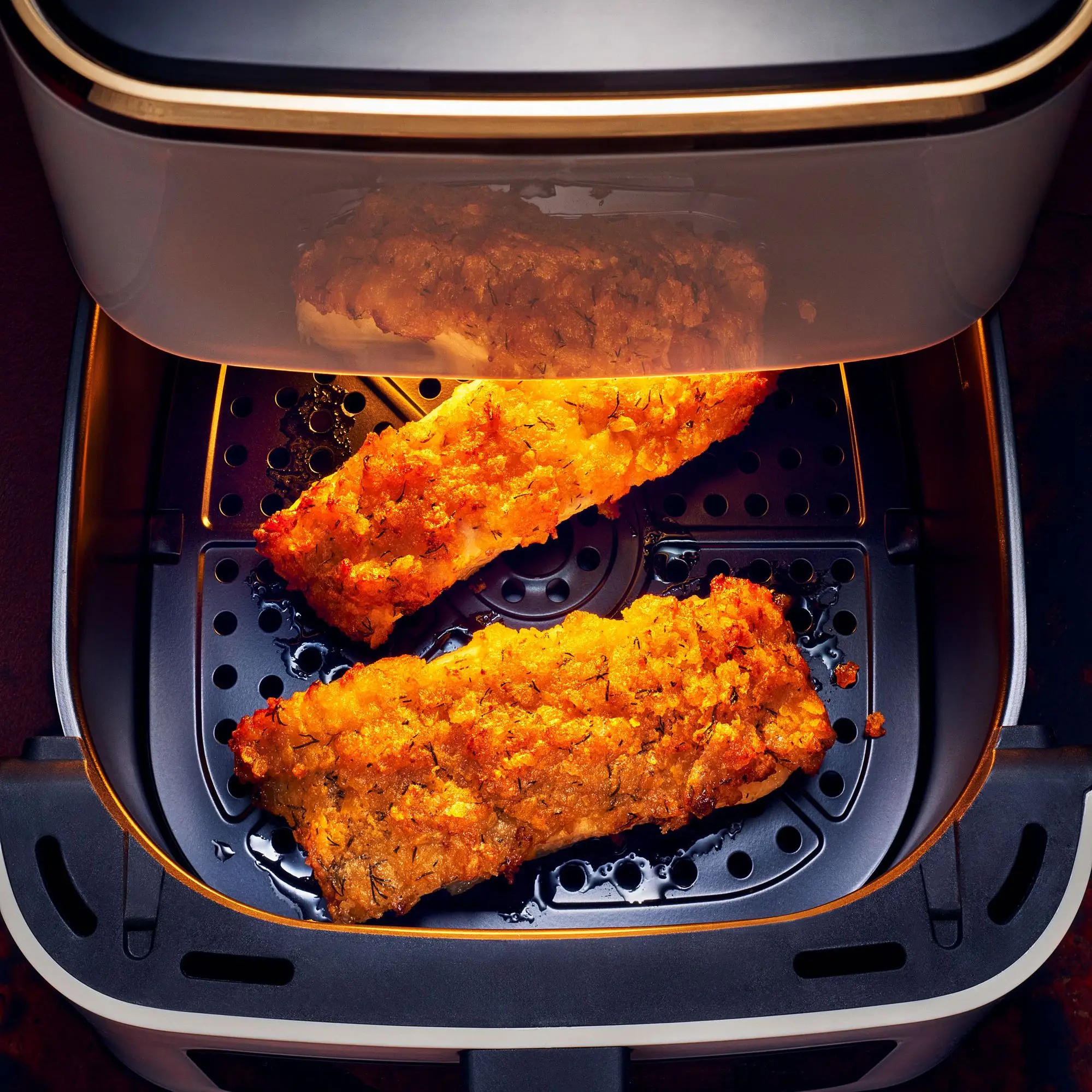 Baixo do mar com fritadeiras com crosta de batata-batata frouxa