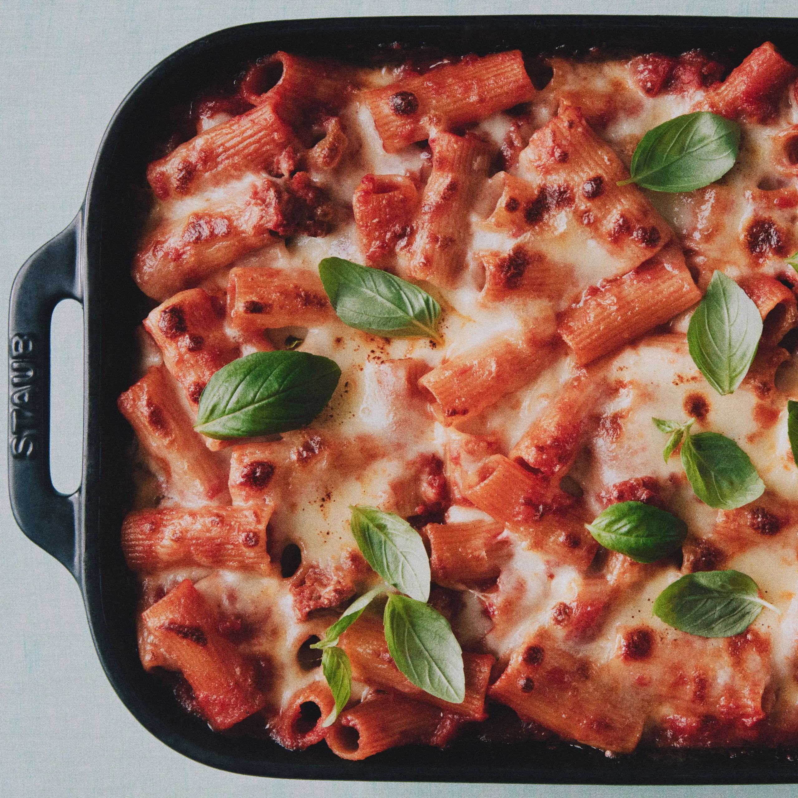 Rigatoni assado em atalho com salsicha italiana picante