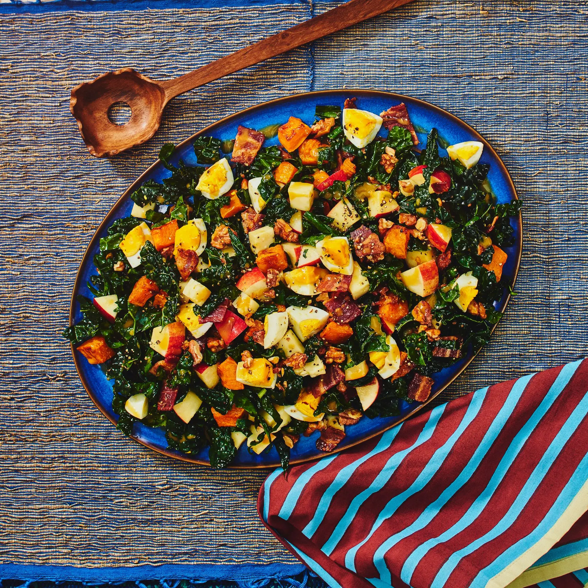 Salada picada de outono de bordo e bacon