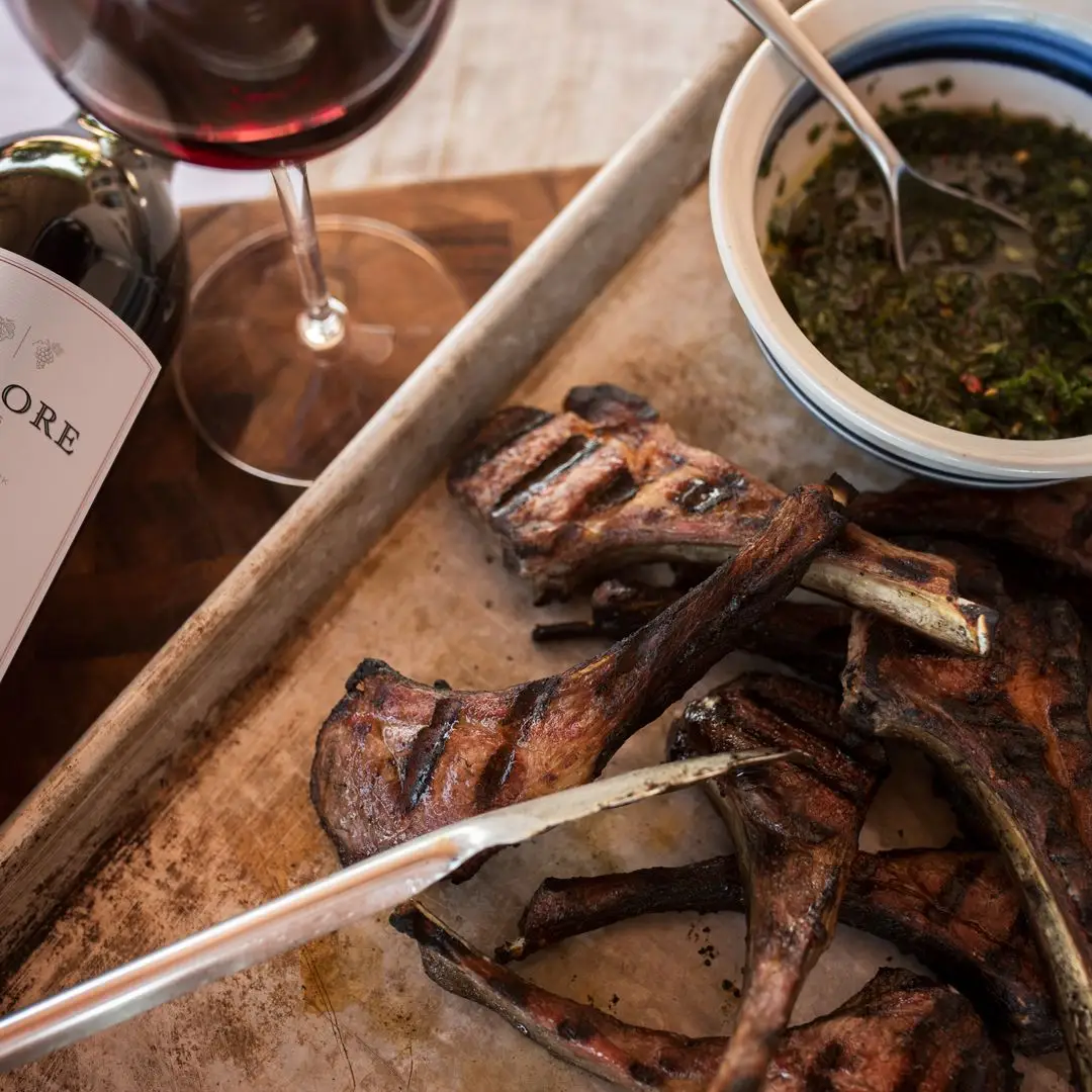 Cabernet Sauvignon et cordes marinées avec de l'ail vert avec Chimichurri Mint