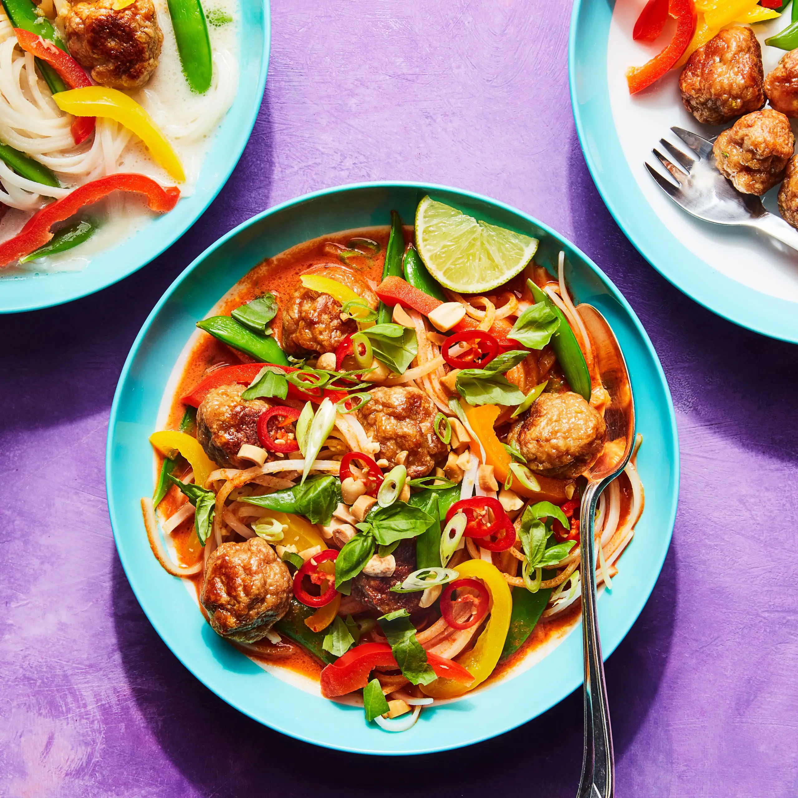 Almôndegas de peru gengibre com caldo de coco e macarrão