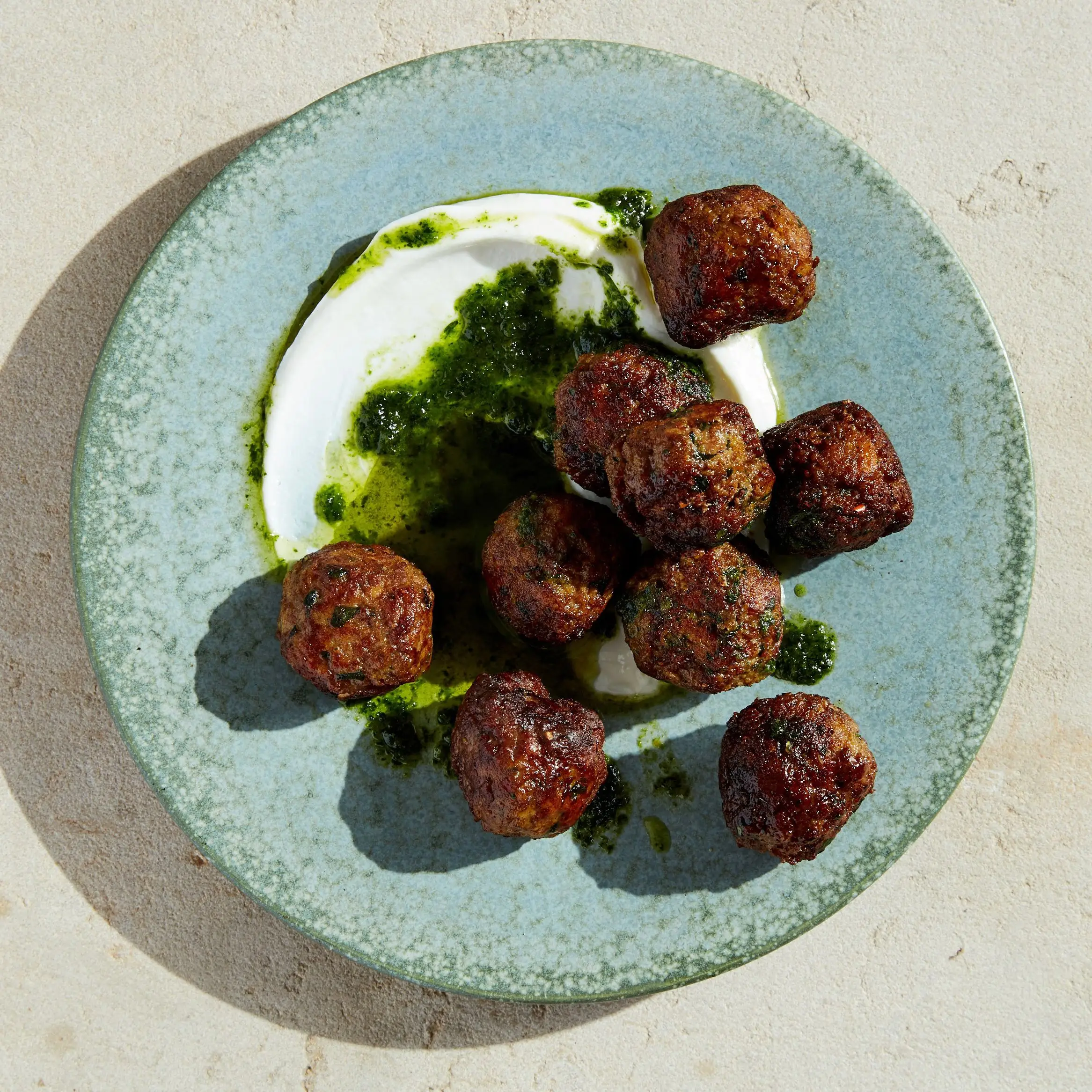 Almôndegas de cordeiro picante com passo de passas