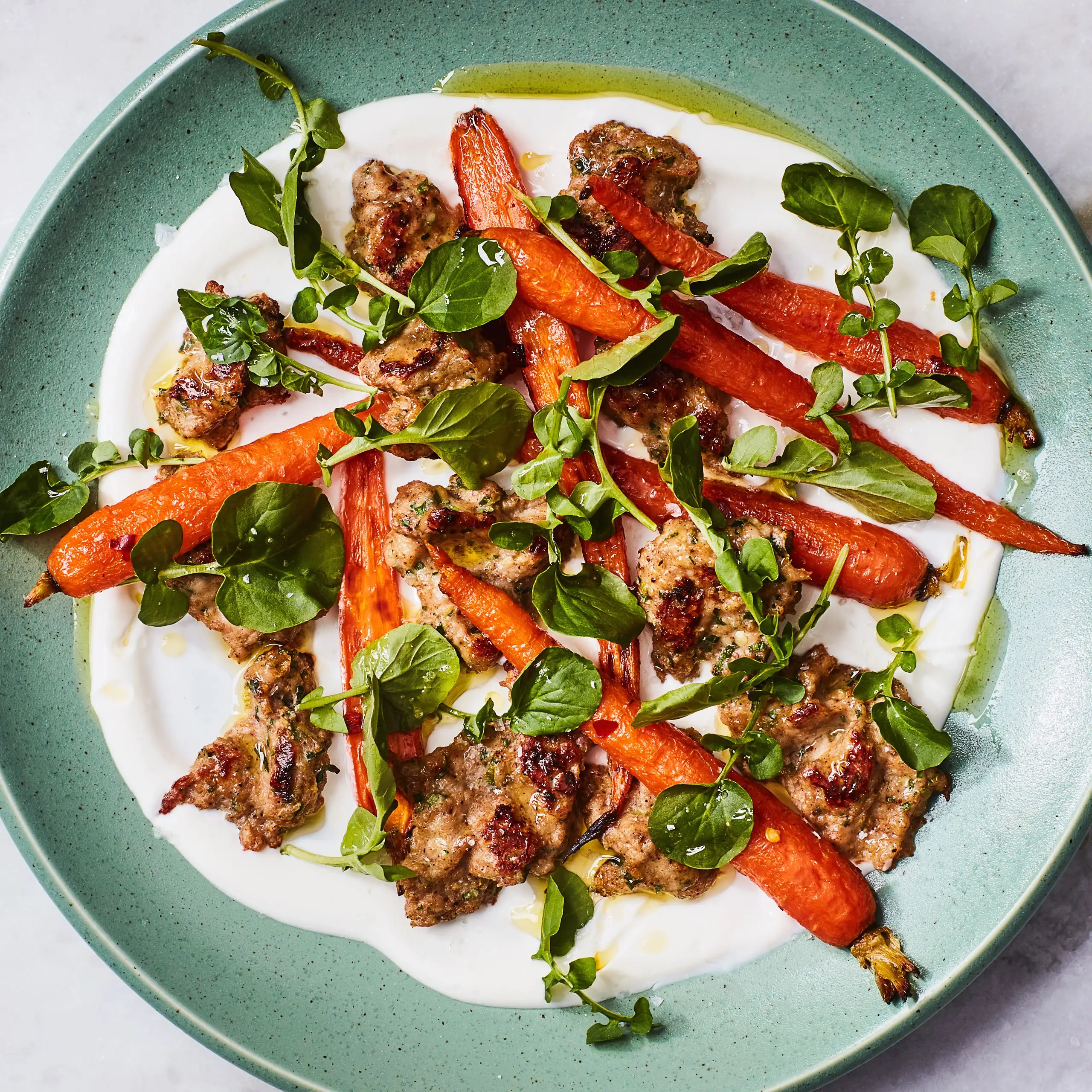 Almôndegas de frango grátis com cenoura e molho de iogurte