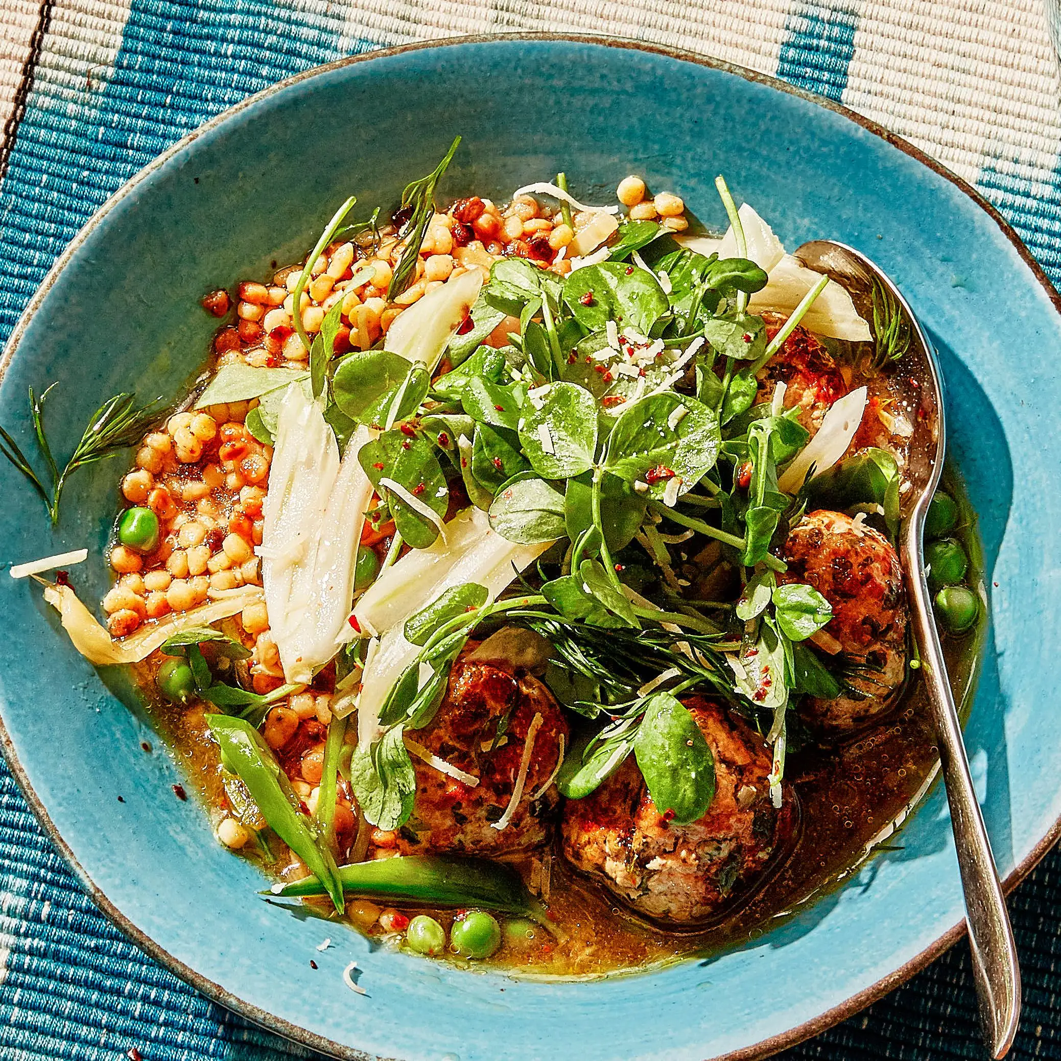 Almôndegas de brothy com ervilhas, erva -doce e massas minúsculas