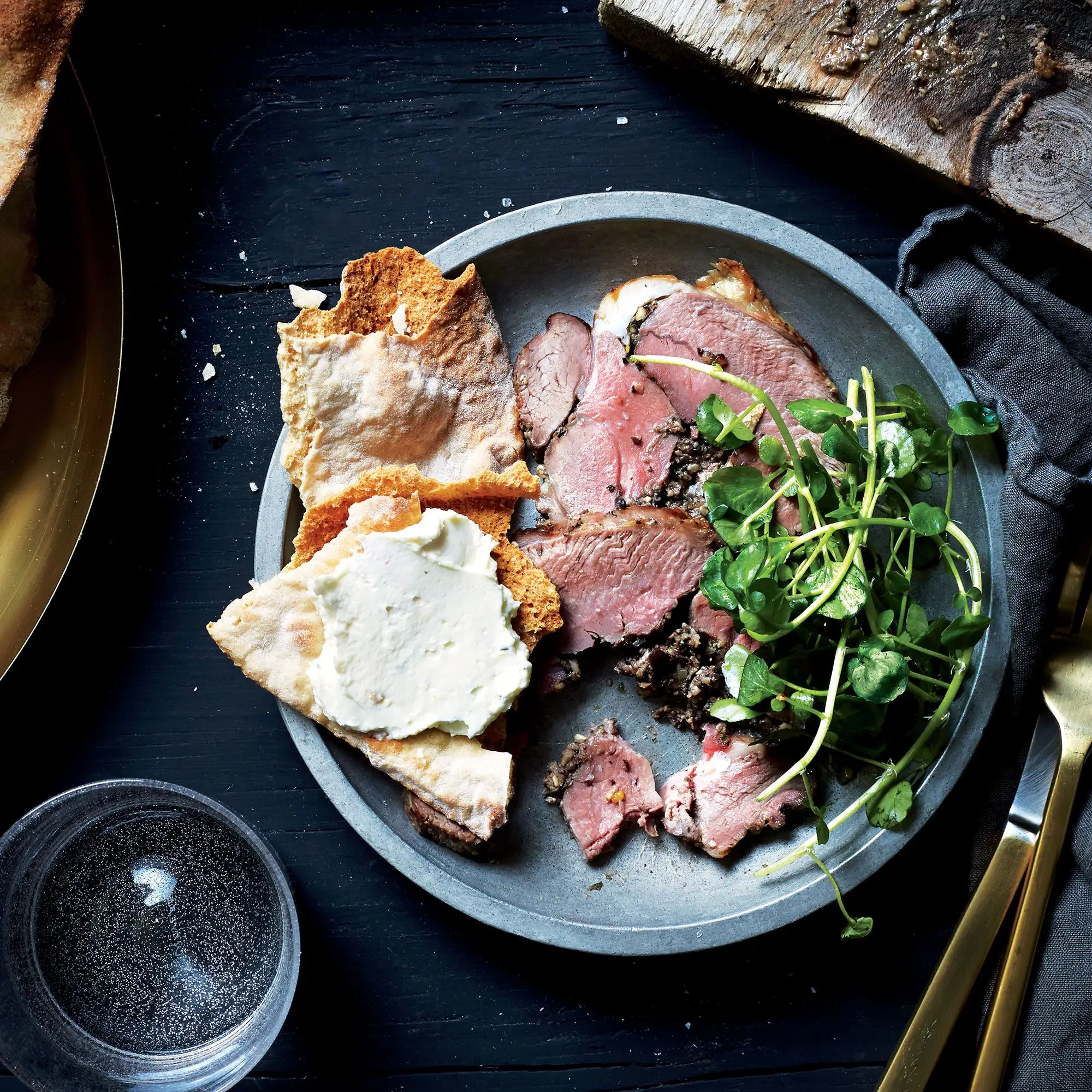 Perna de cordeiro repleta de azeitona