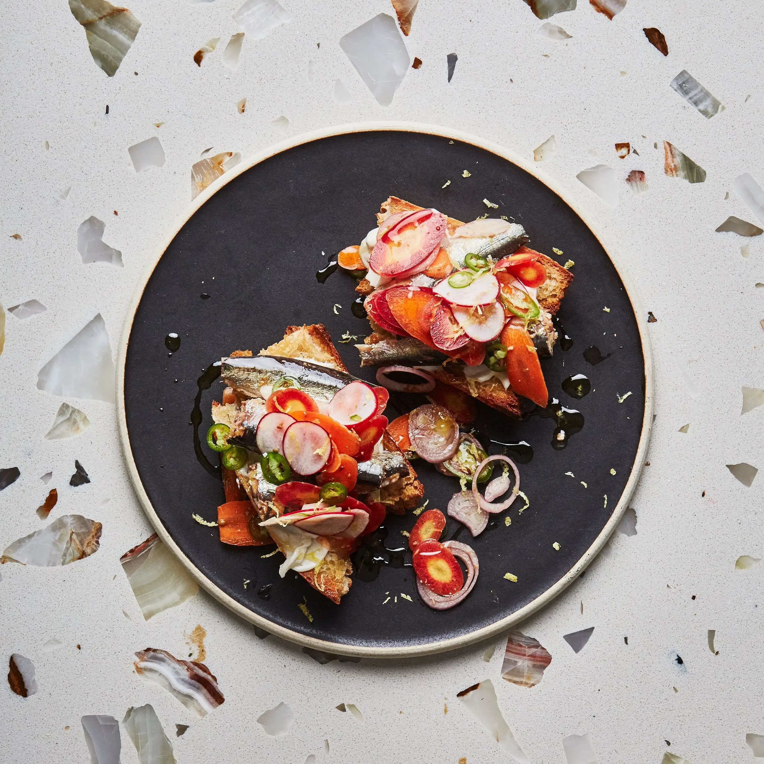 Zelenina a sardinky pikantných marinovaní v toaste