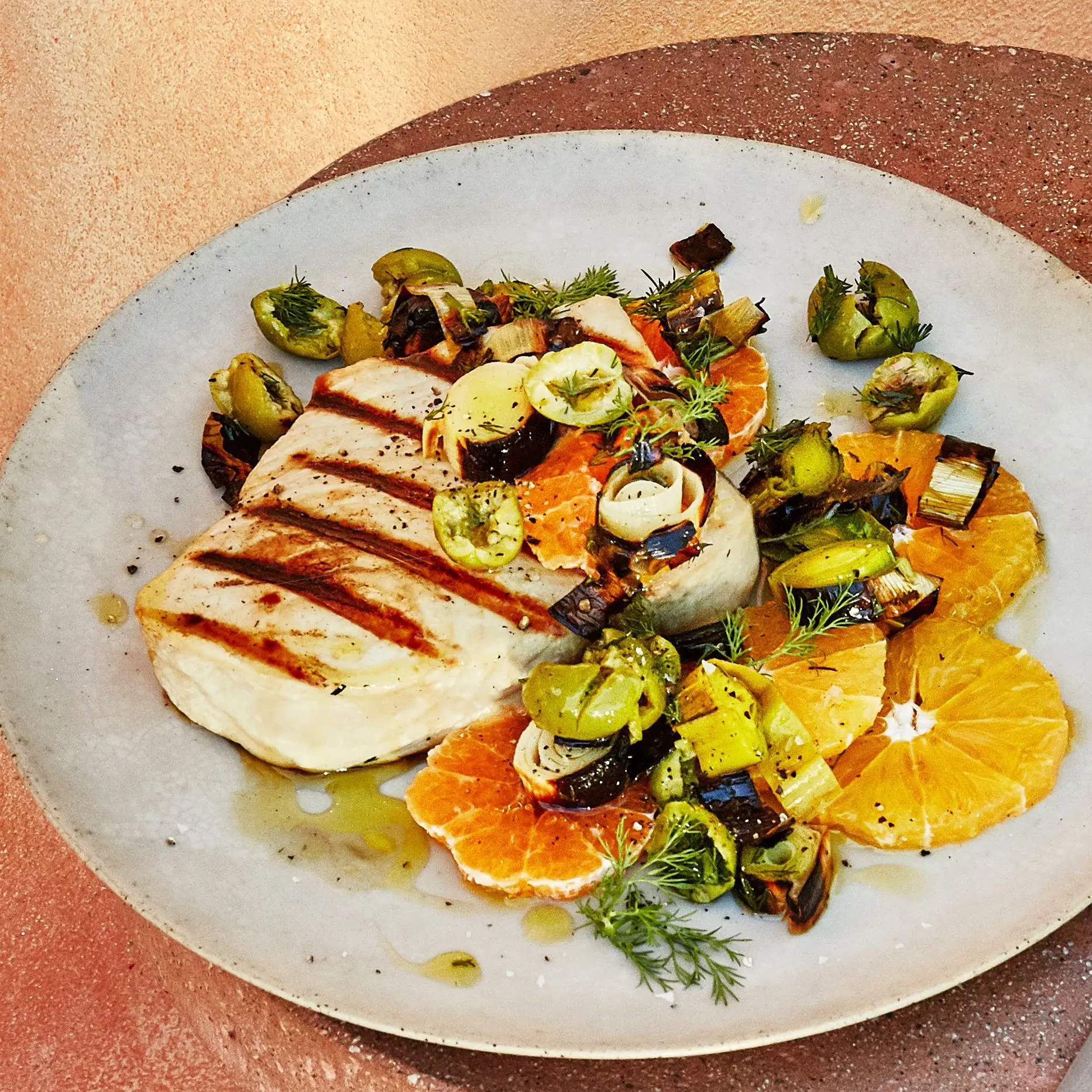 Peixe -espada grelhada com alho -poró carbonizado e citros