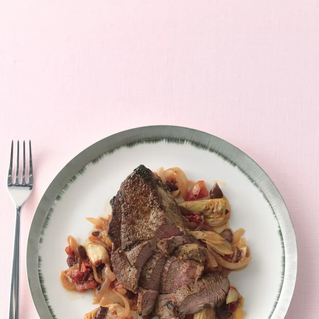 Bifes de cordeiro grelhados mediterrâneos