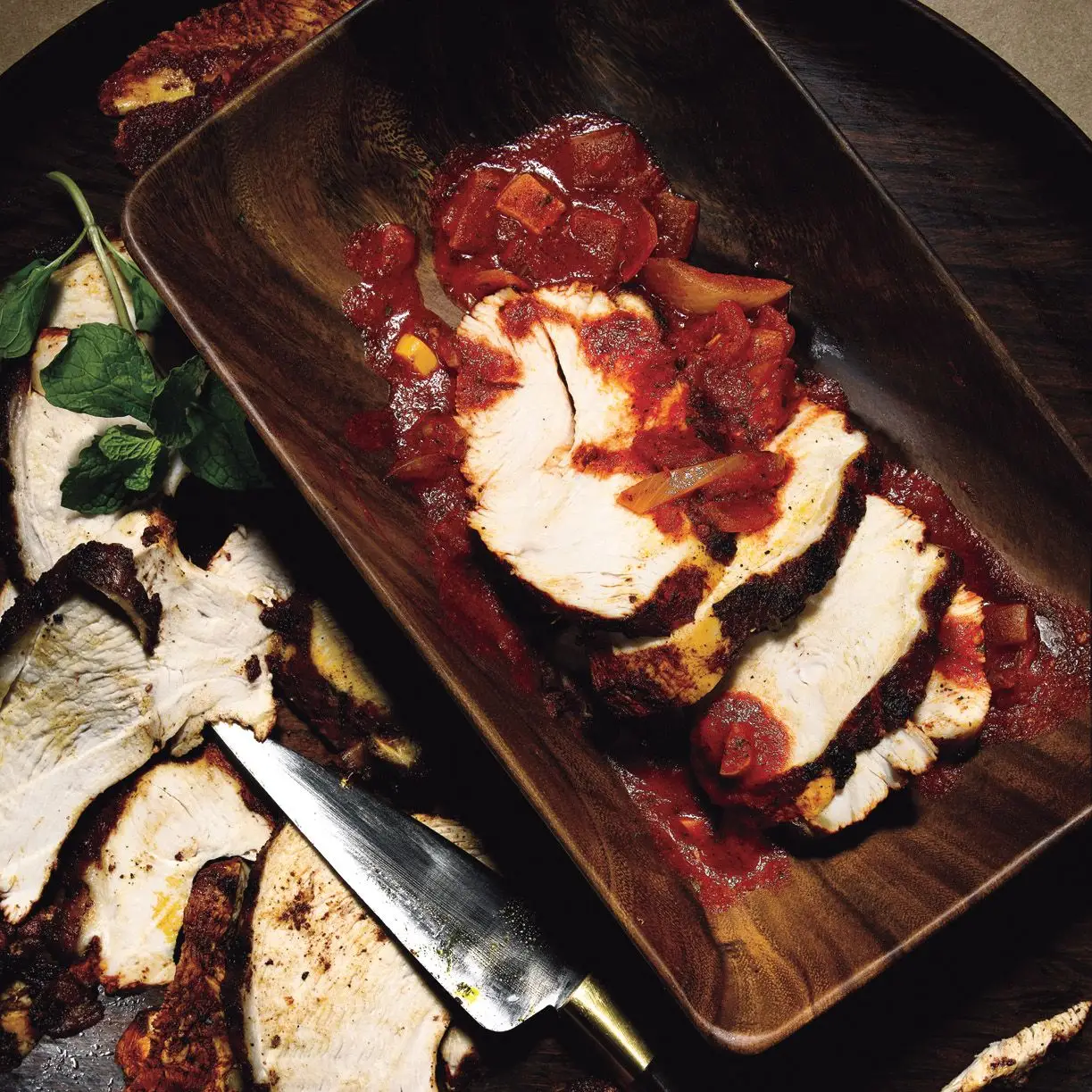 Peito de peru grelhado em achiote com tomate, pimenta e hortelã