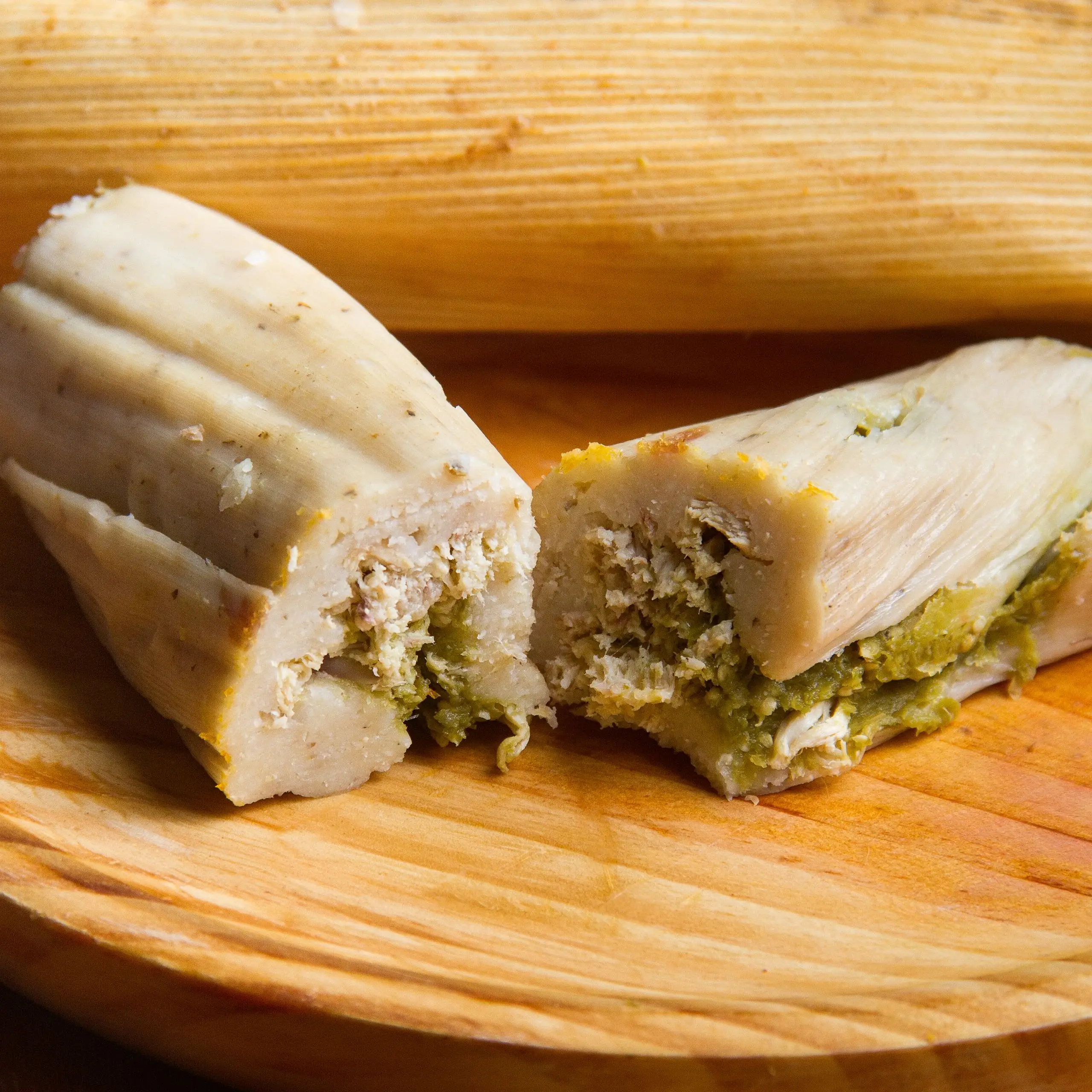 Tamales de frango verde do chile (tamales com molho verde e frango)