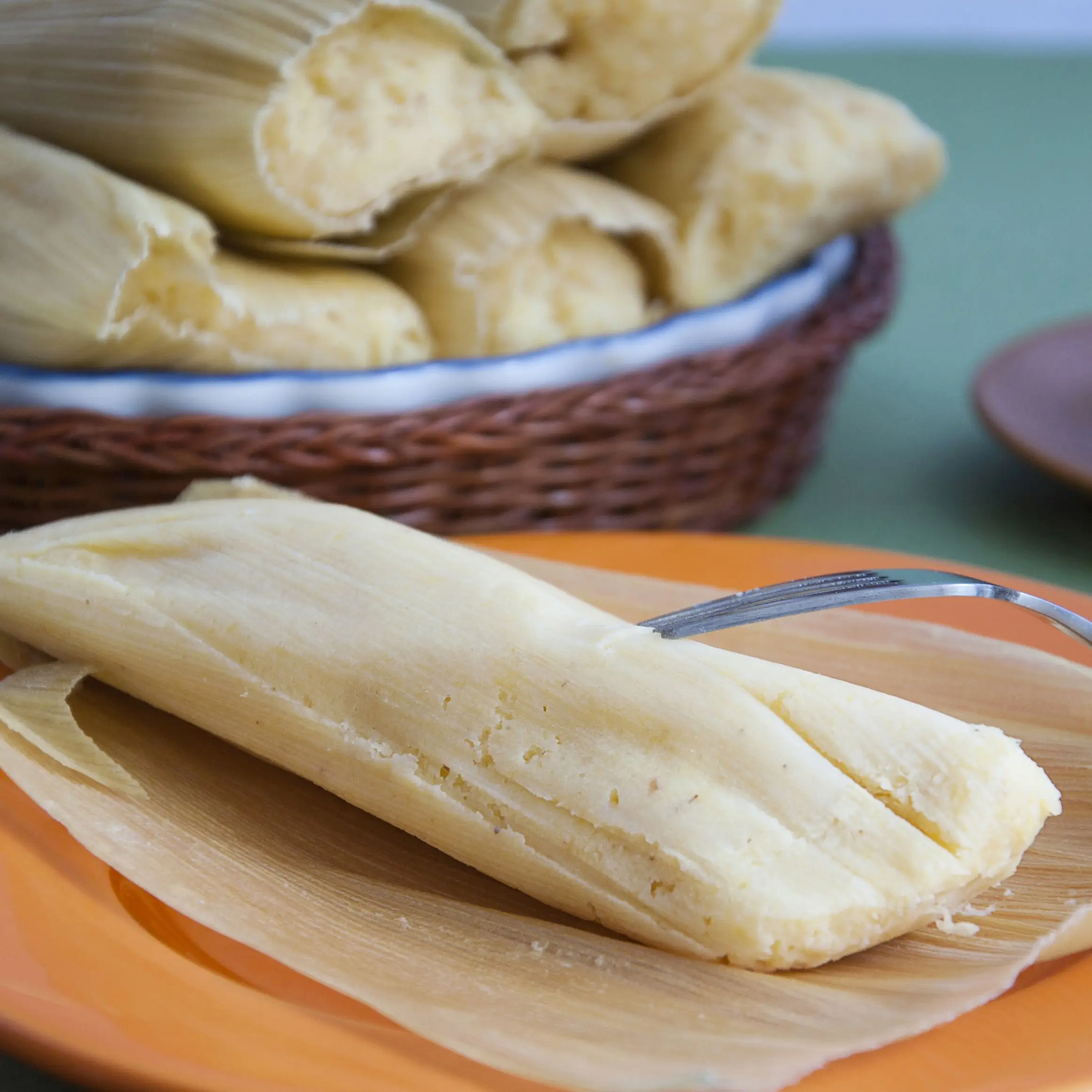 Tamales de frango com molho tomatillo-cilantro