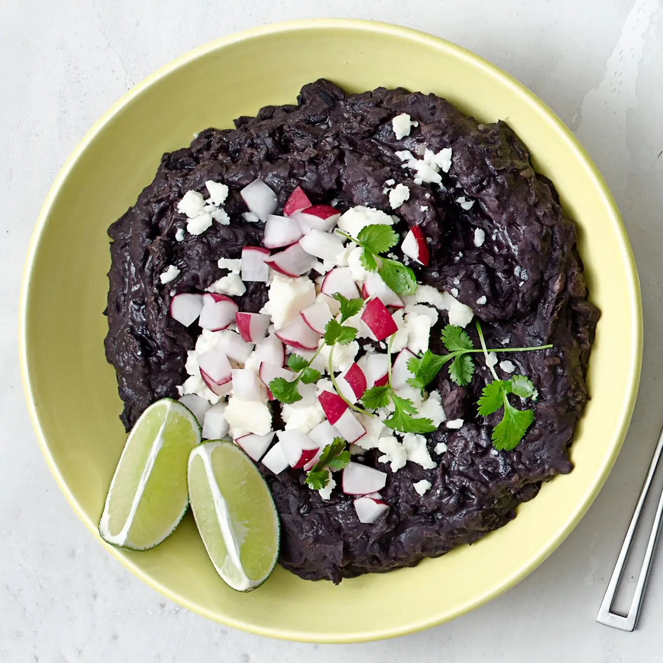 Pote instantâneo de feijão preto frito