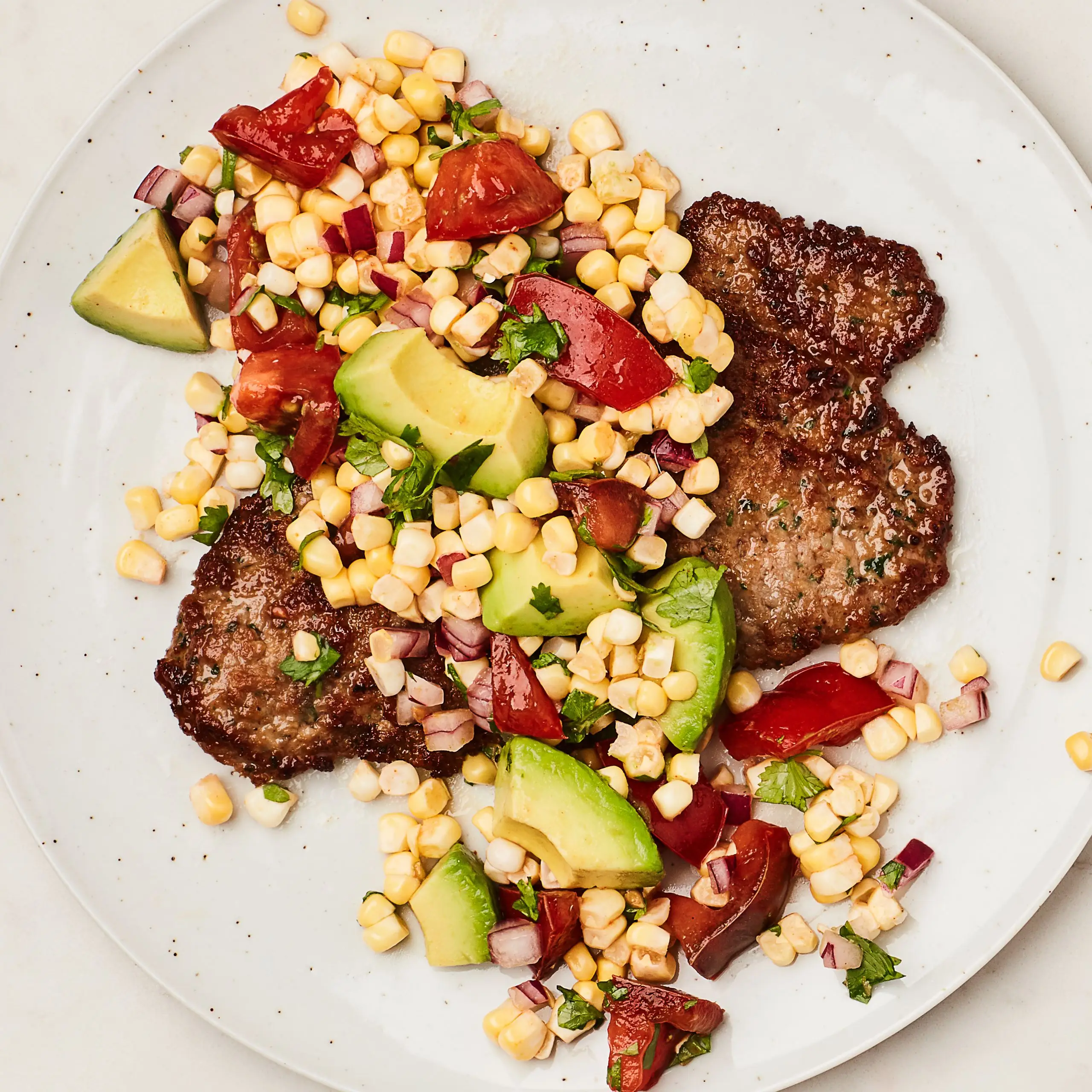 Rissóis de carne mexicana com salsa de milho fresco