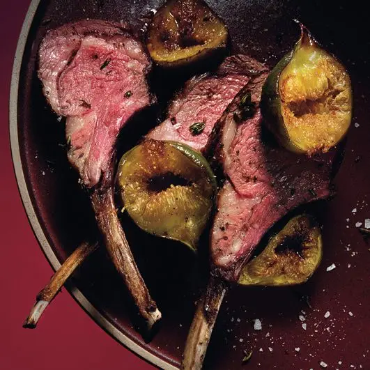 Costeletas de cordeiro com ervas frescas e figos assados