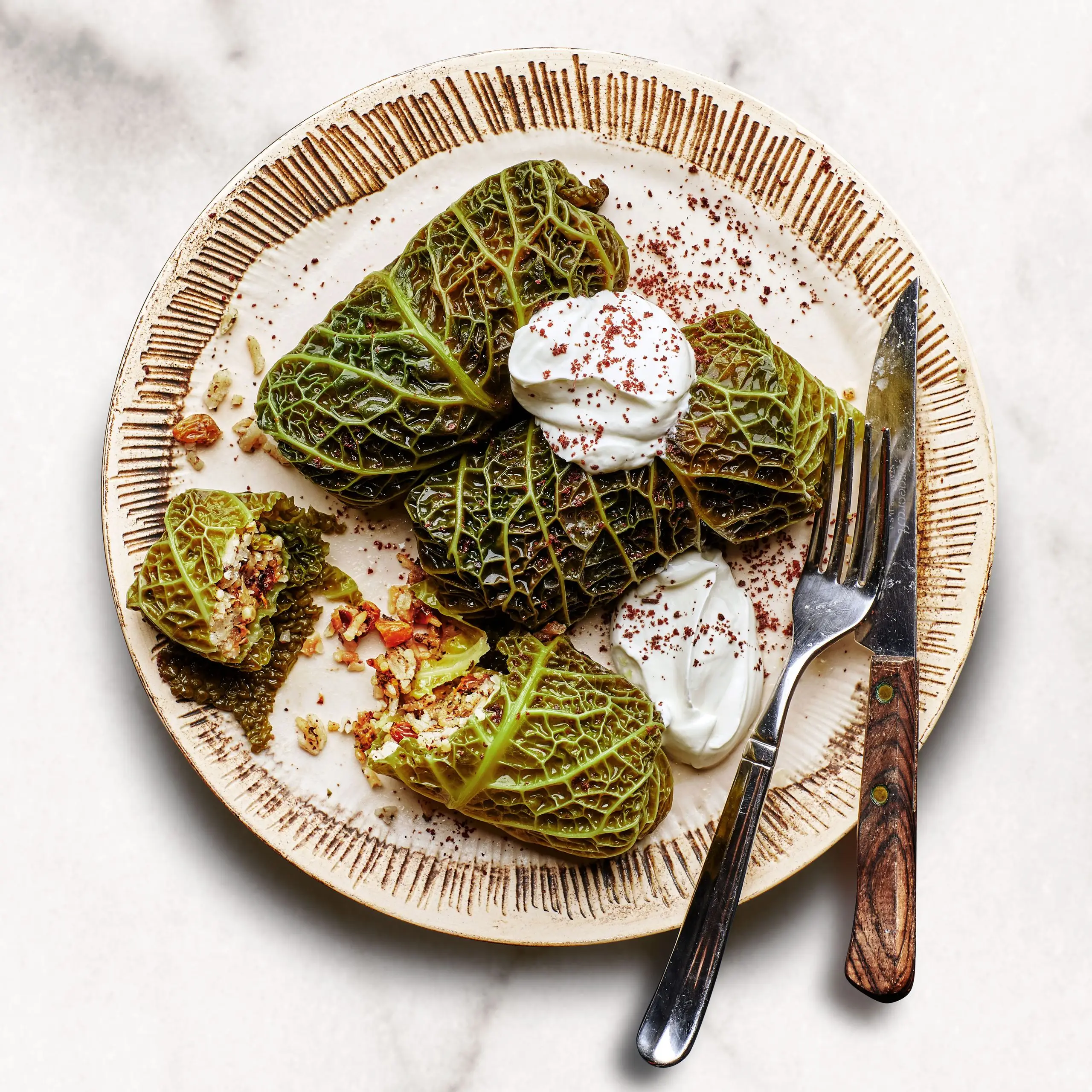 Repolho recheado com arroz de limão e sumagre