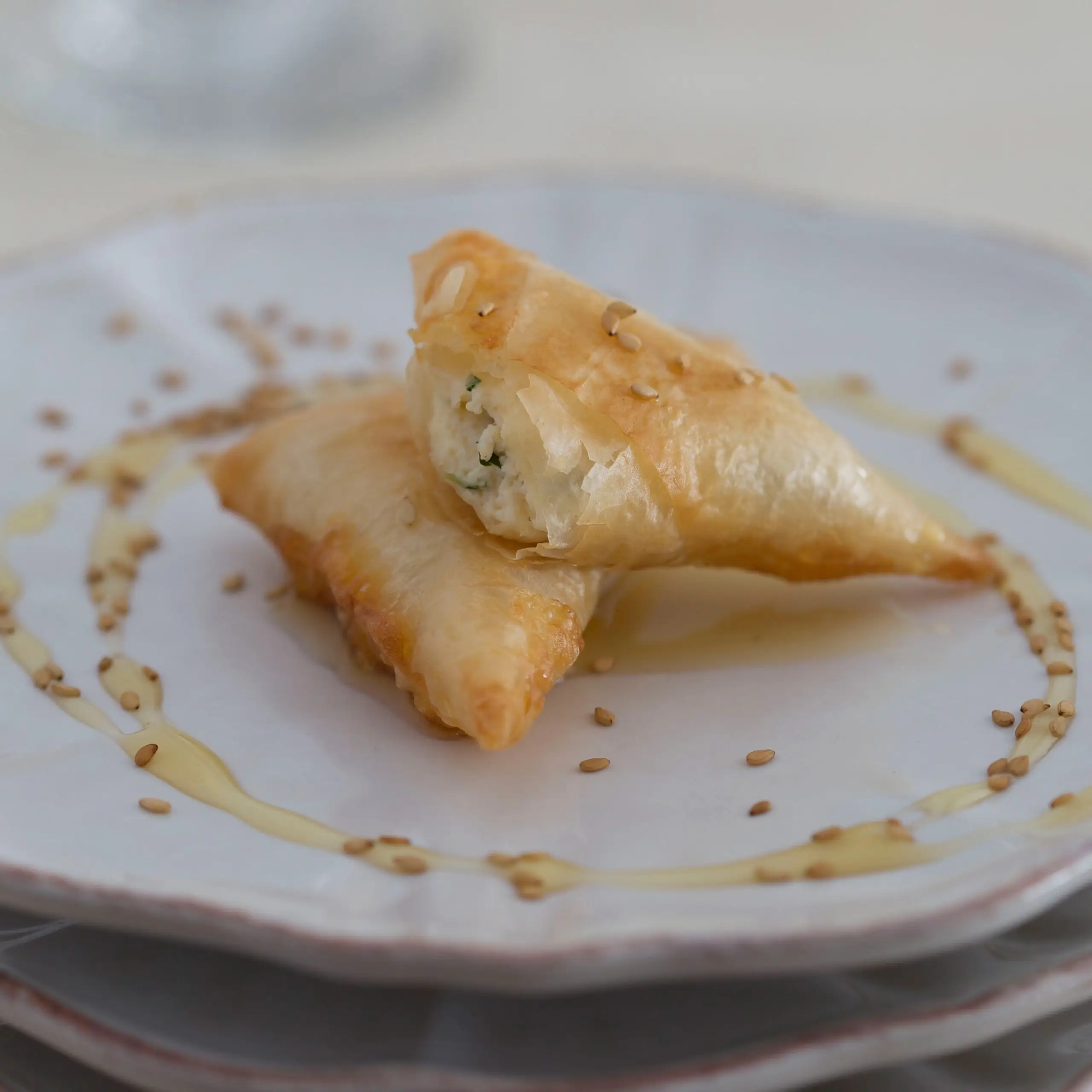 Triângulos de Phyllo recheados com queijo fresco (Briouats bil jben)