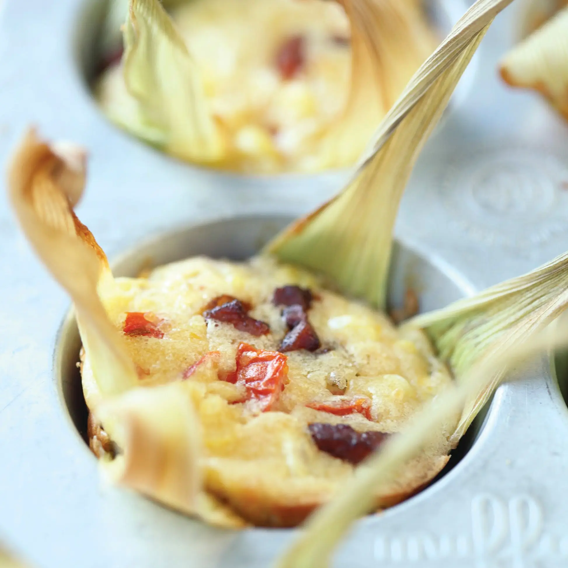 Puddings de milho-pancetta em cestas de casca de milho