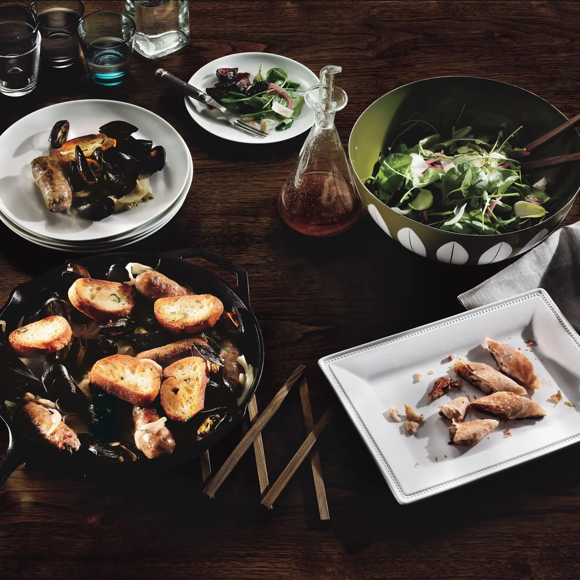 Mexilhões cozidos no vapor com salsichas e erva -doce