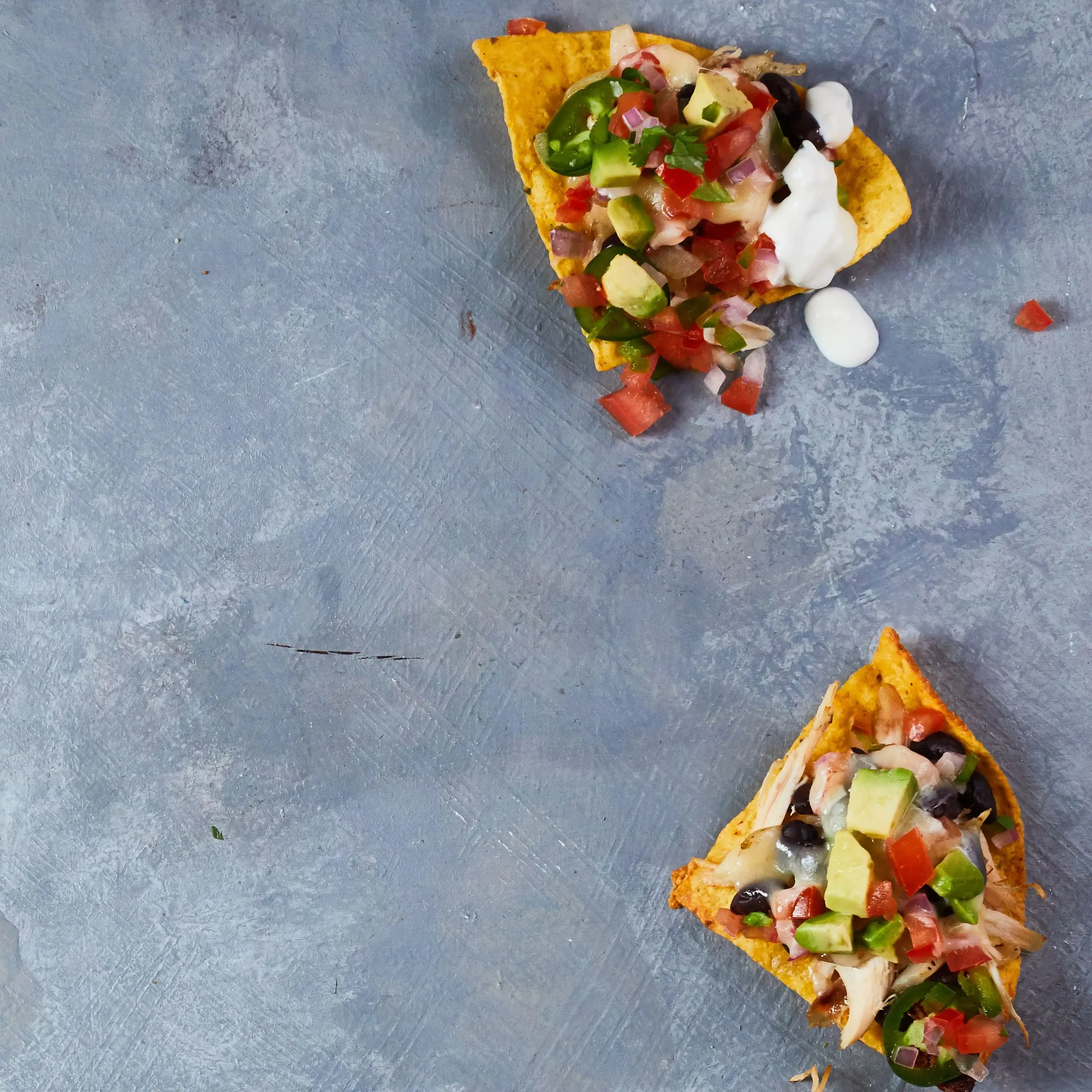 Nachos de frango e feijão preto