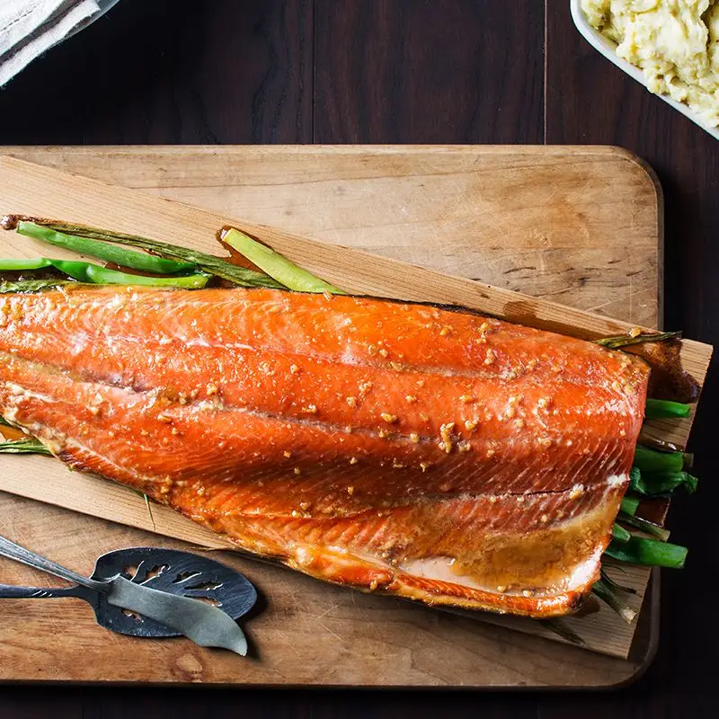 Salmão de cedro com esmalte de bordo e purê de mostarda batatas