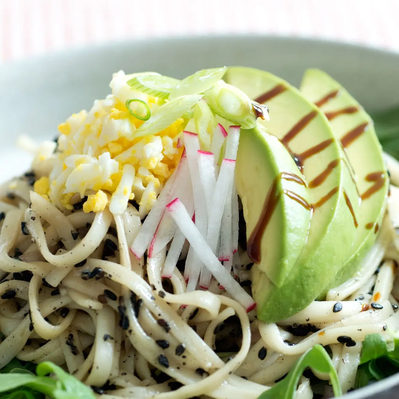 Tigela de macarrão de gergelim preto