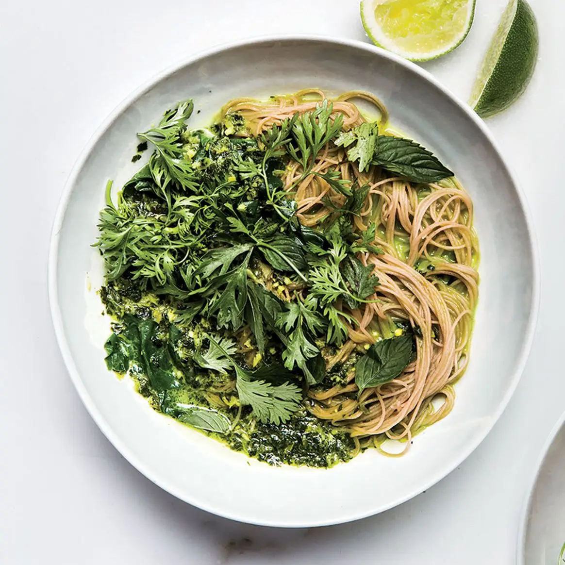 Curry verde com macarrão de arroz integral e acelga