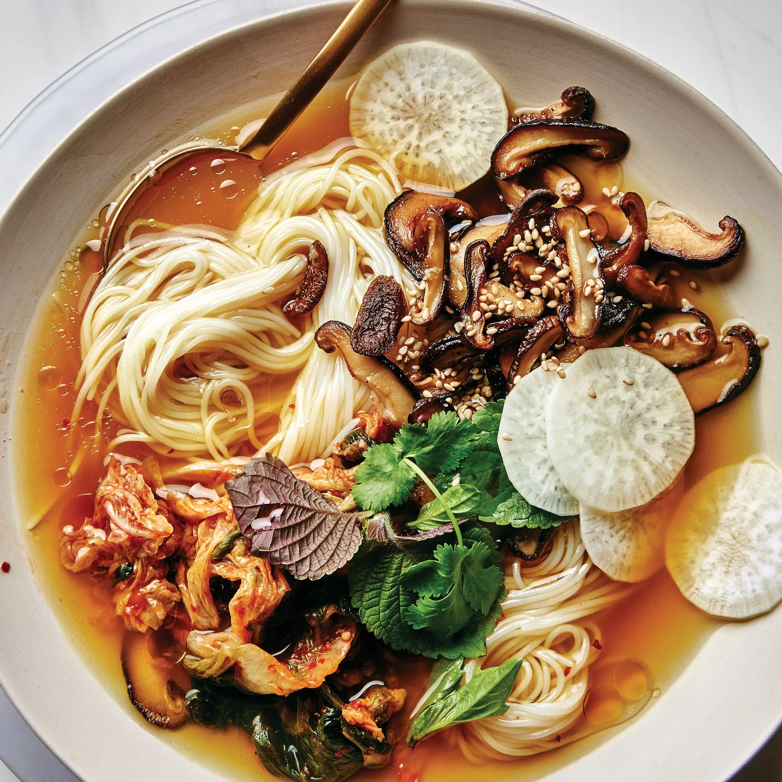 Tigela de macarrão com cogumelos e chiles