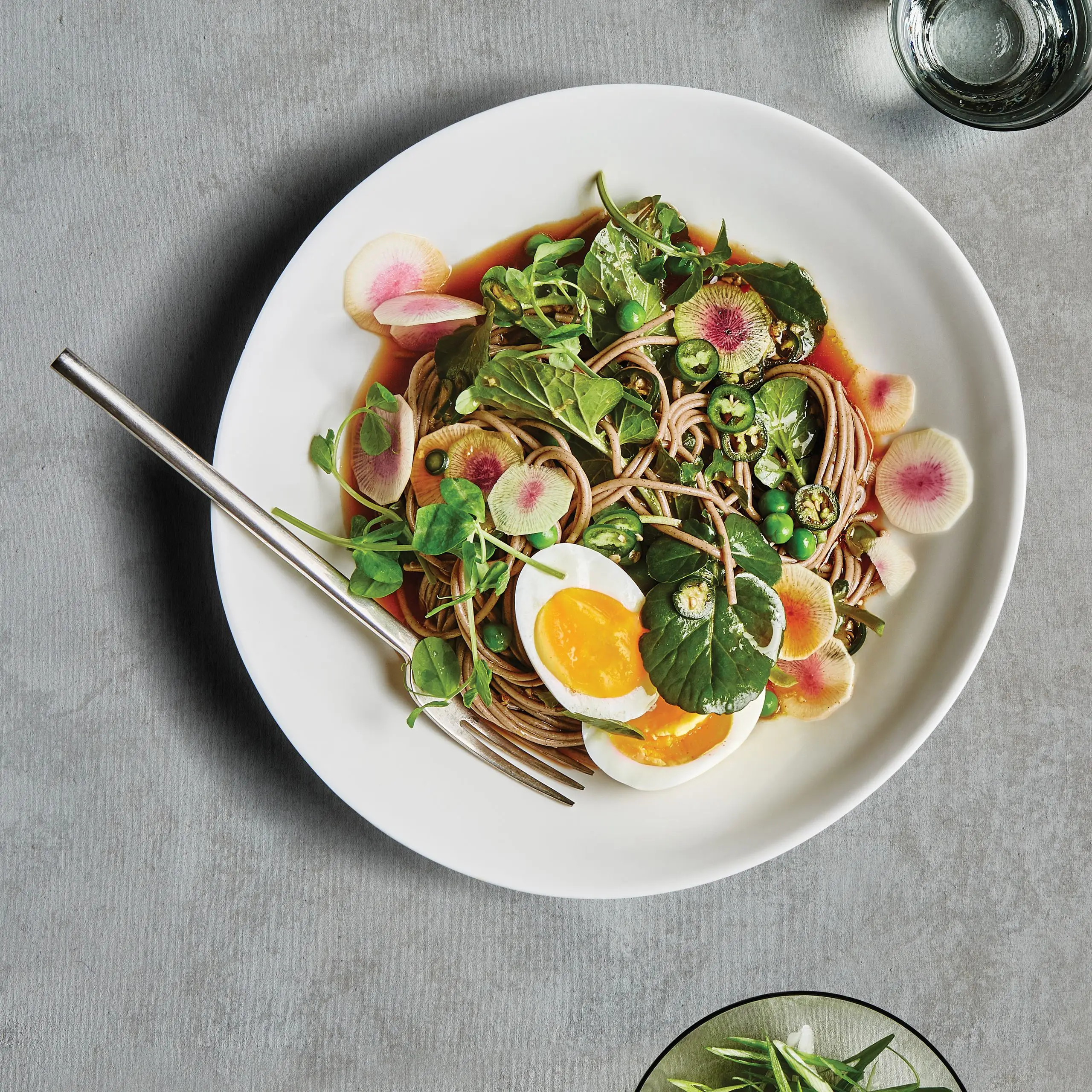 Macarrão frio soba com ovos e ervilhas