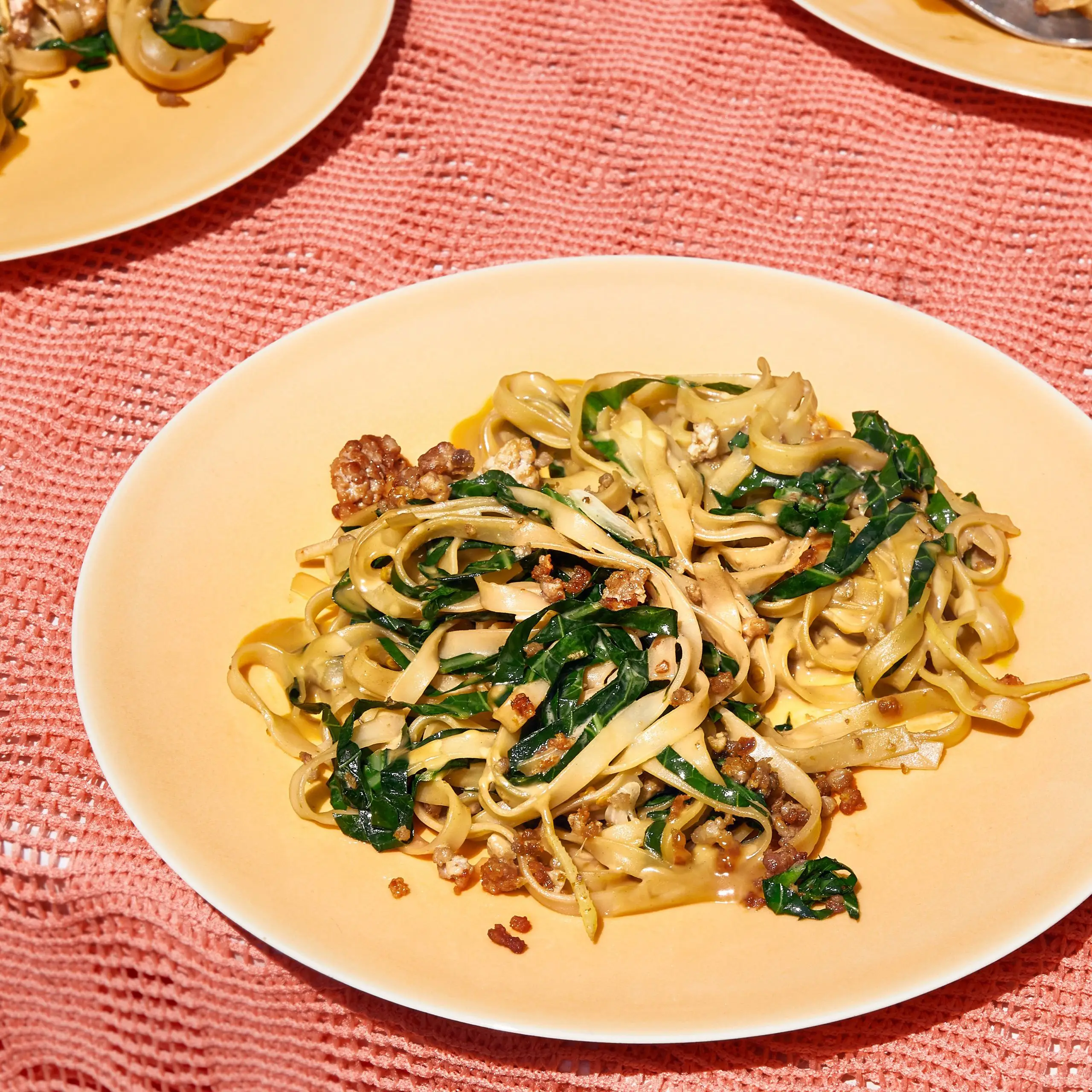 Macarrão de arroz de amendoim com carne de porco e couve