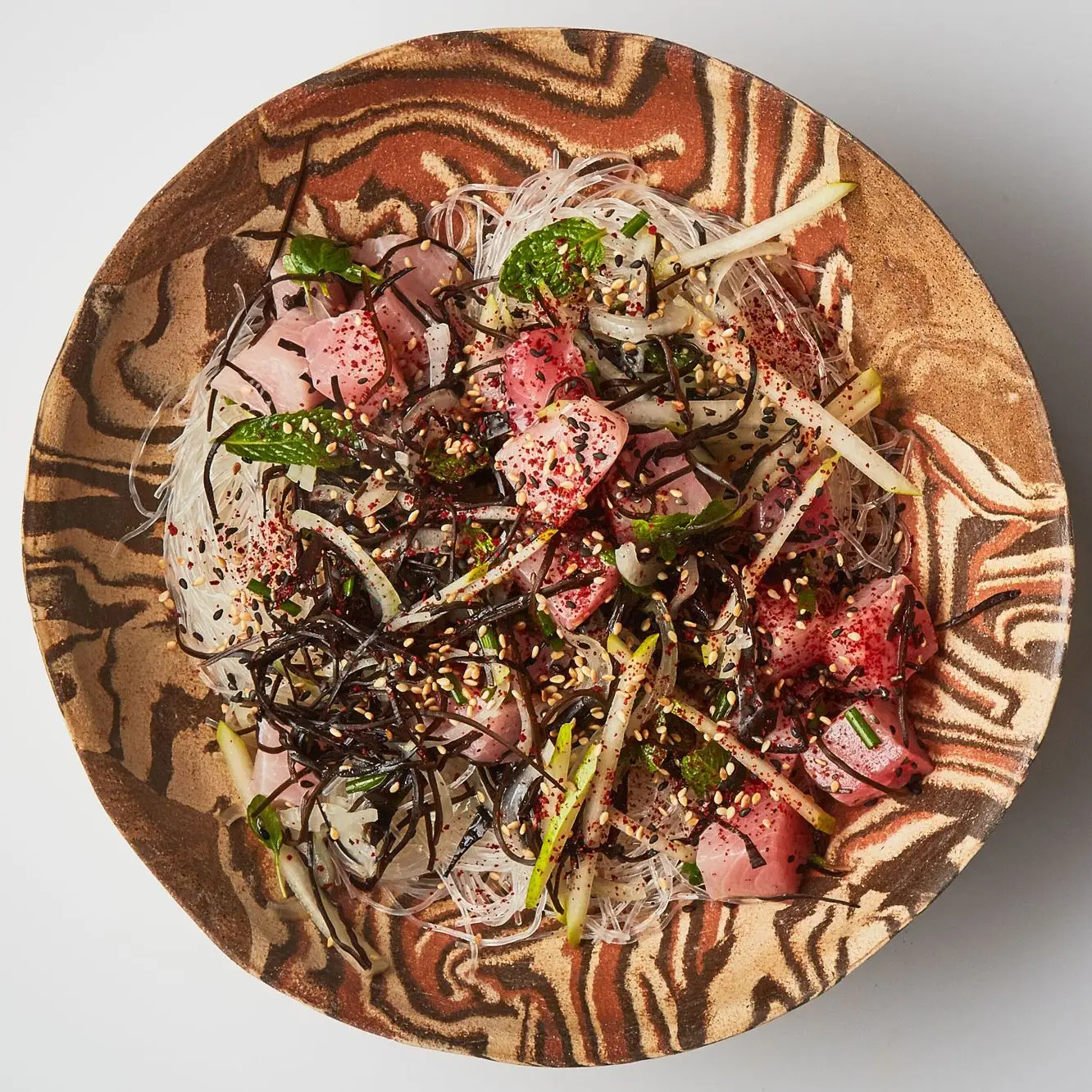 Poke de rabo amarelo com macarrão de vidro e pêra