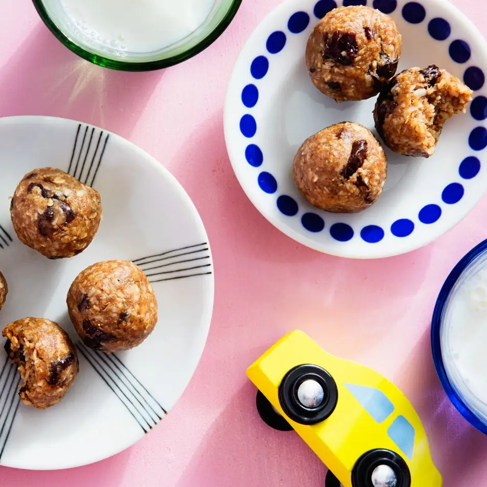 Energia sem bolos mordidas com aveia e cerejas secas