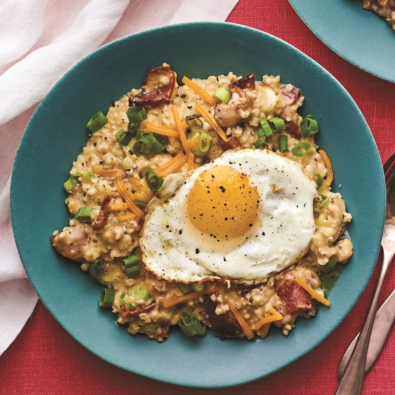 Aveia salgada de fogão lento com bacon, cebolinha e cheddar