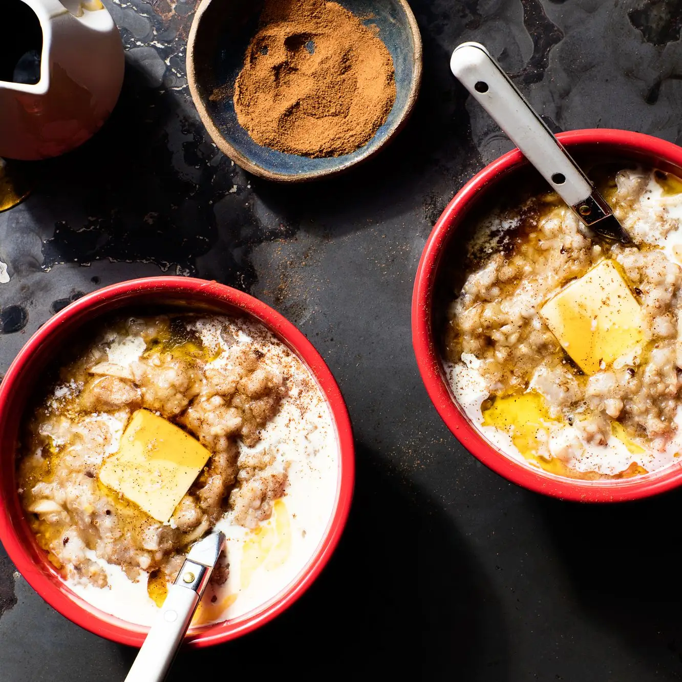 Oatmeal de cooker lenta com maçãs e gengibre
