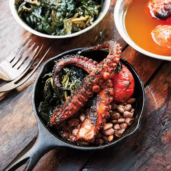 Polvo grelhado com couve, tomate e feijão