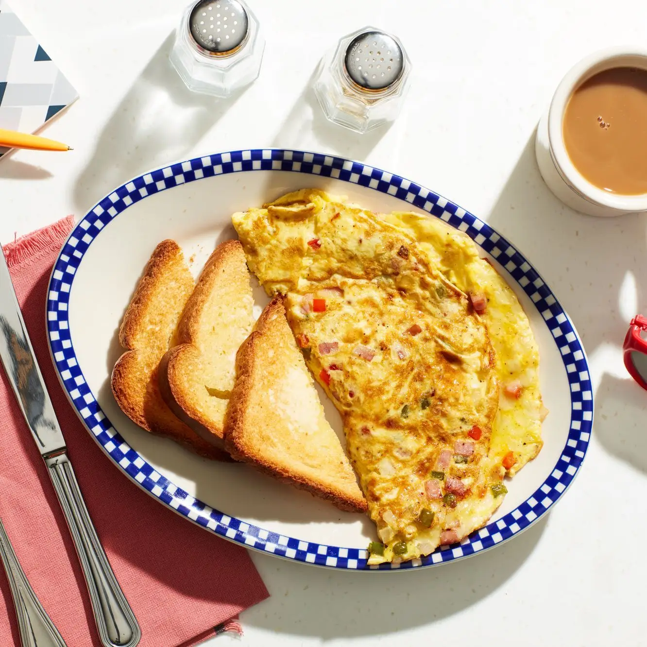 Omelete ocidental no estilo Diner